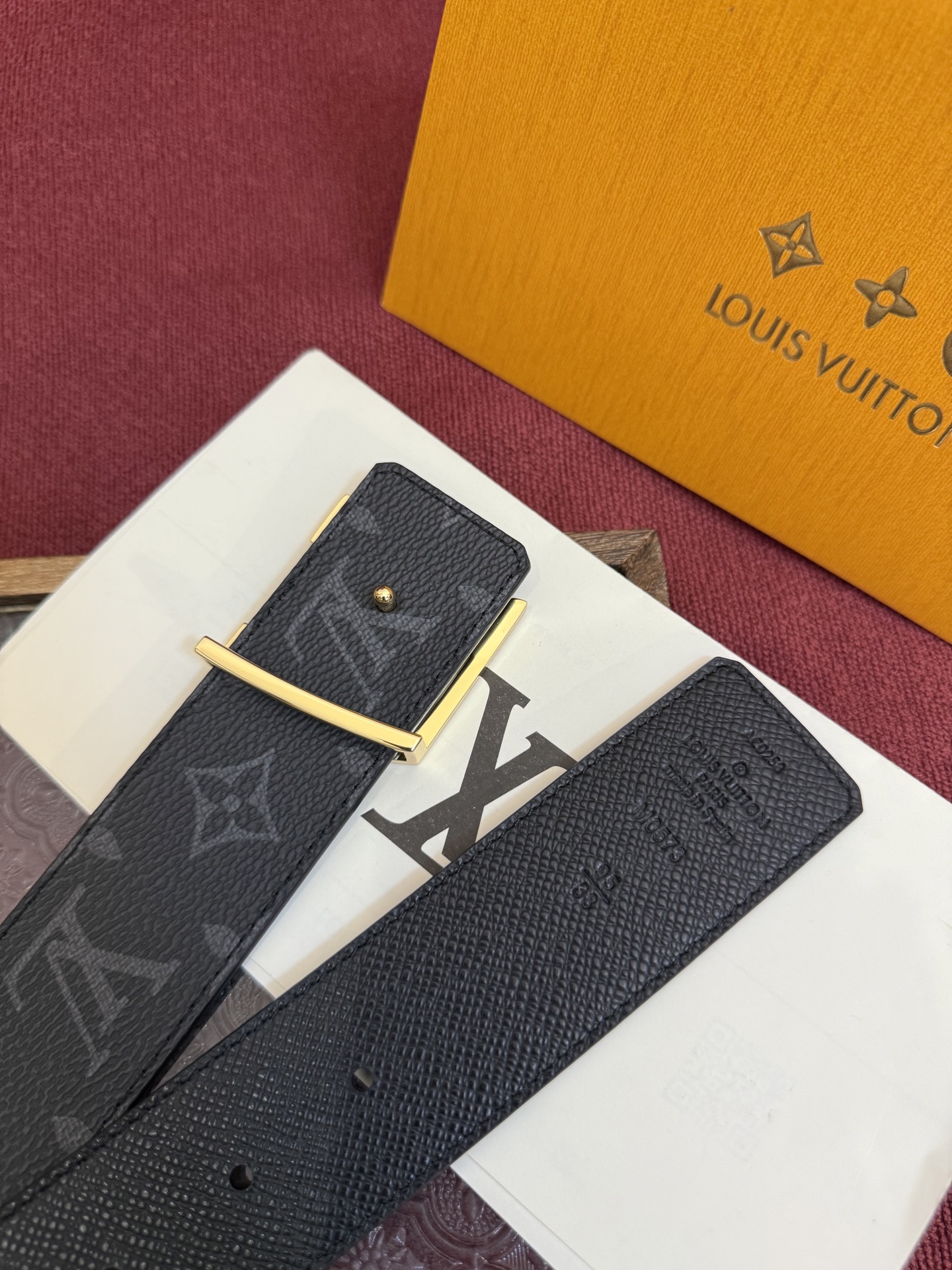 lv男士新款皮带寬度4cm 訂製帆布面料飾有全新的圖案效果(颜色纯正) 衬托進口小牛皮配色底 搭配精緻的