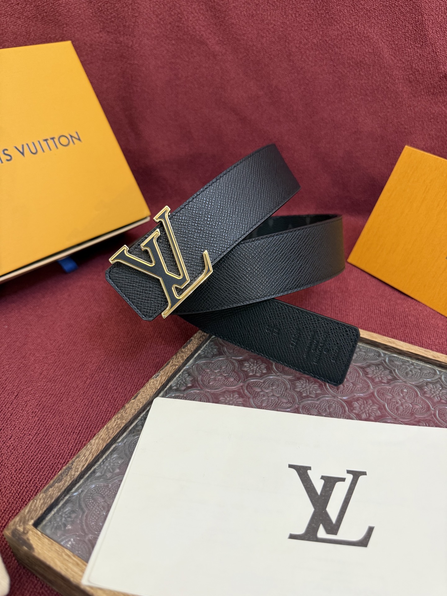 lv男士新款皮带寬度4cm 訂製帆布面料飾有全新的圖案效果(颜色纯正) 衬托進口小牛皮配色底 搭配精緻的