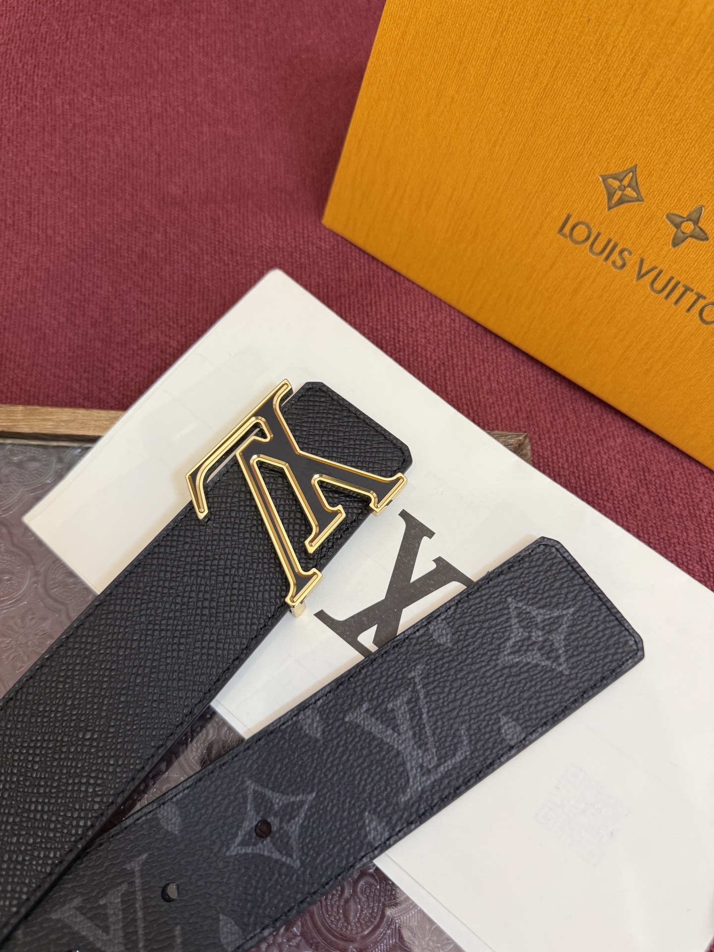 lv男士新款皮带寬度4cm 訂製帆布面料飾有全新的圖案效果(颜色纯正) 衬托進口小牛皮配色底 搭配精緻的