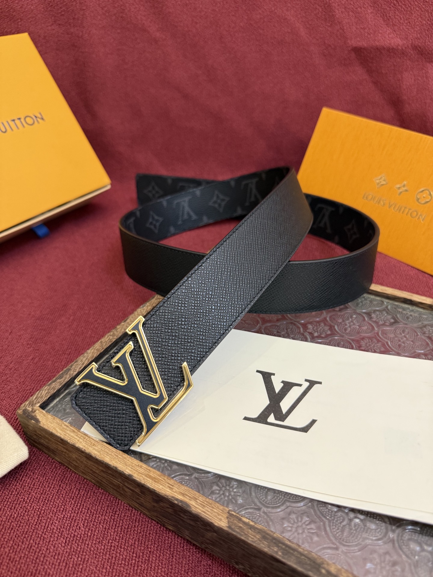 lv男士新款皮带寬度4cm 訂製帆布面料飾有全新的圖案效果(颜色纯正) 衬托進口小牛皮配色底 搭配精緻的
