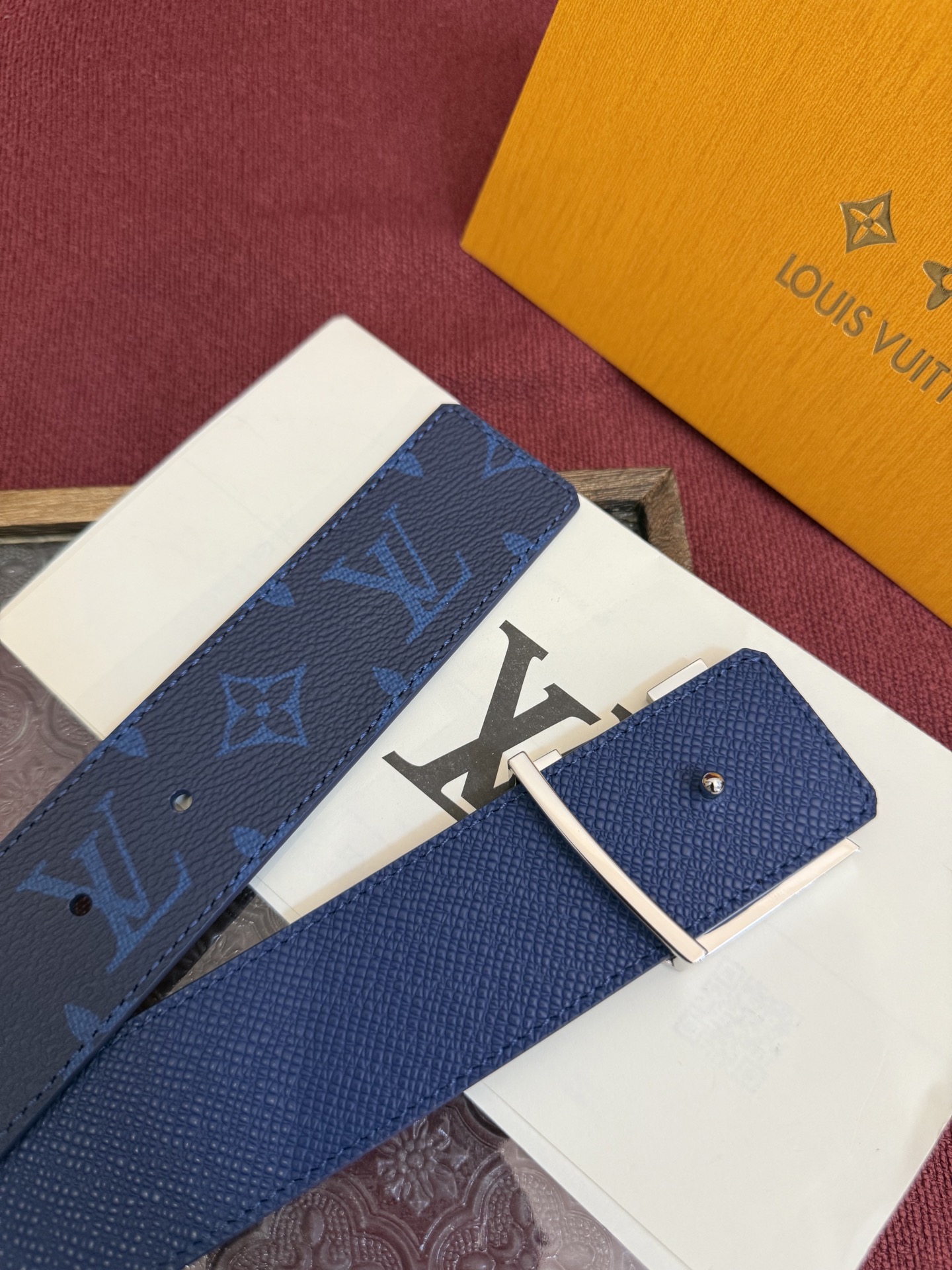 lv男士新款皮带寬度4cm 訂製帆布面料飾有全新的圖案效果(颜色纯正) 衬托進口小牛皮配色底 搭配精緻的