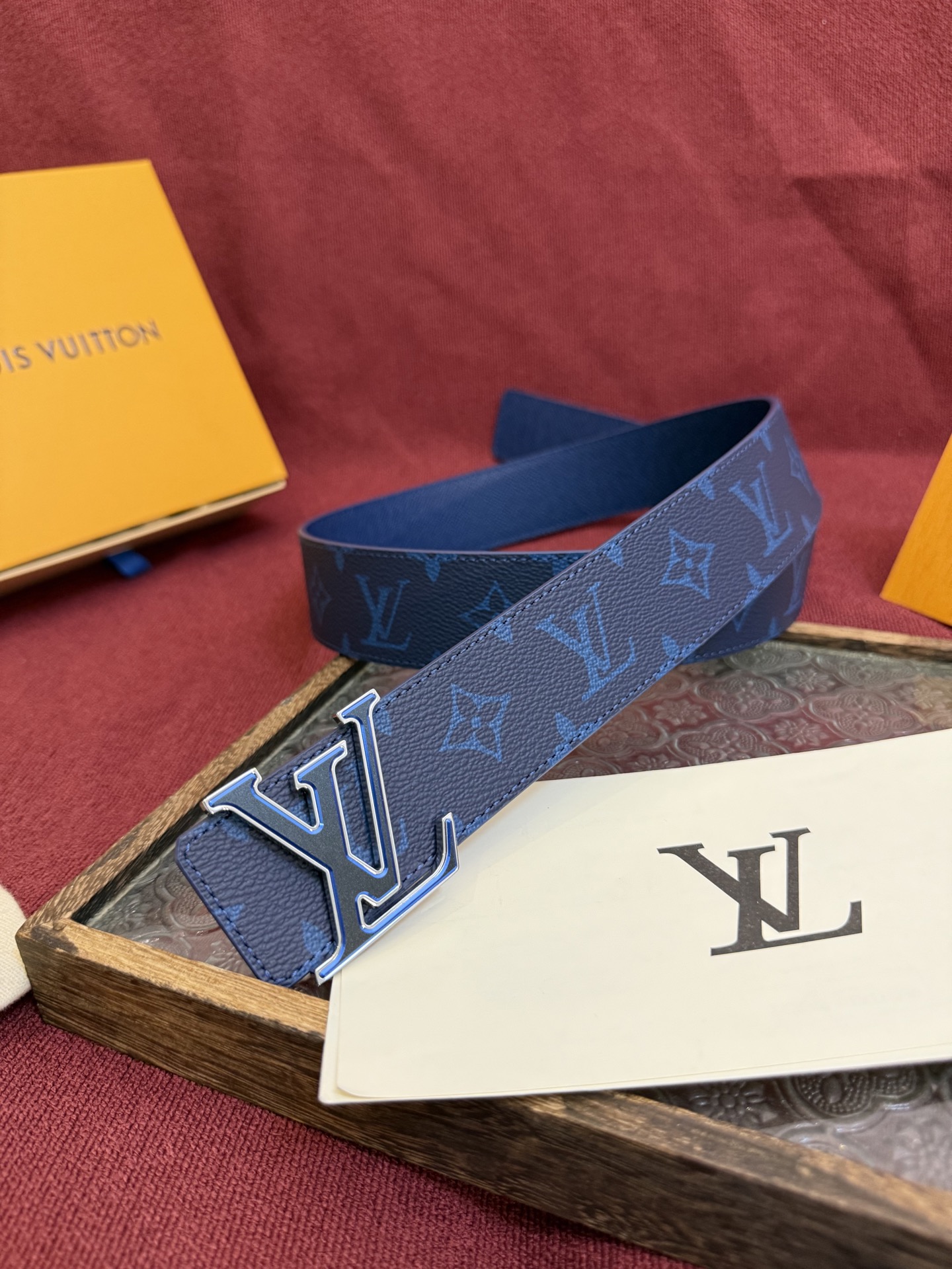 lv男士新款皮带寬度4cm 訂製帆布面料飾有全新的圖案效果(颜色纯正) 衬托進口小牛皮配色底 搭配精緻的