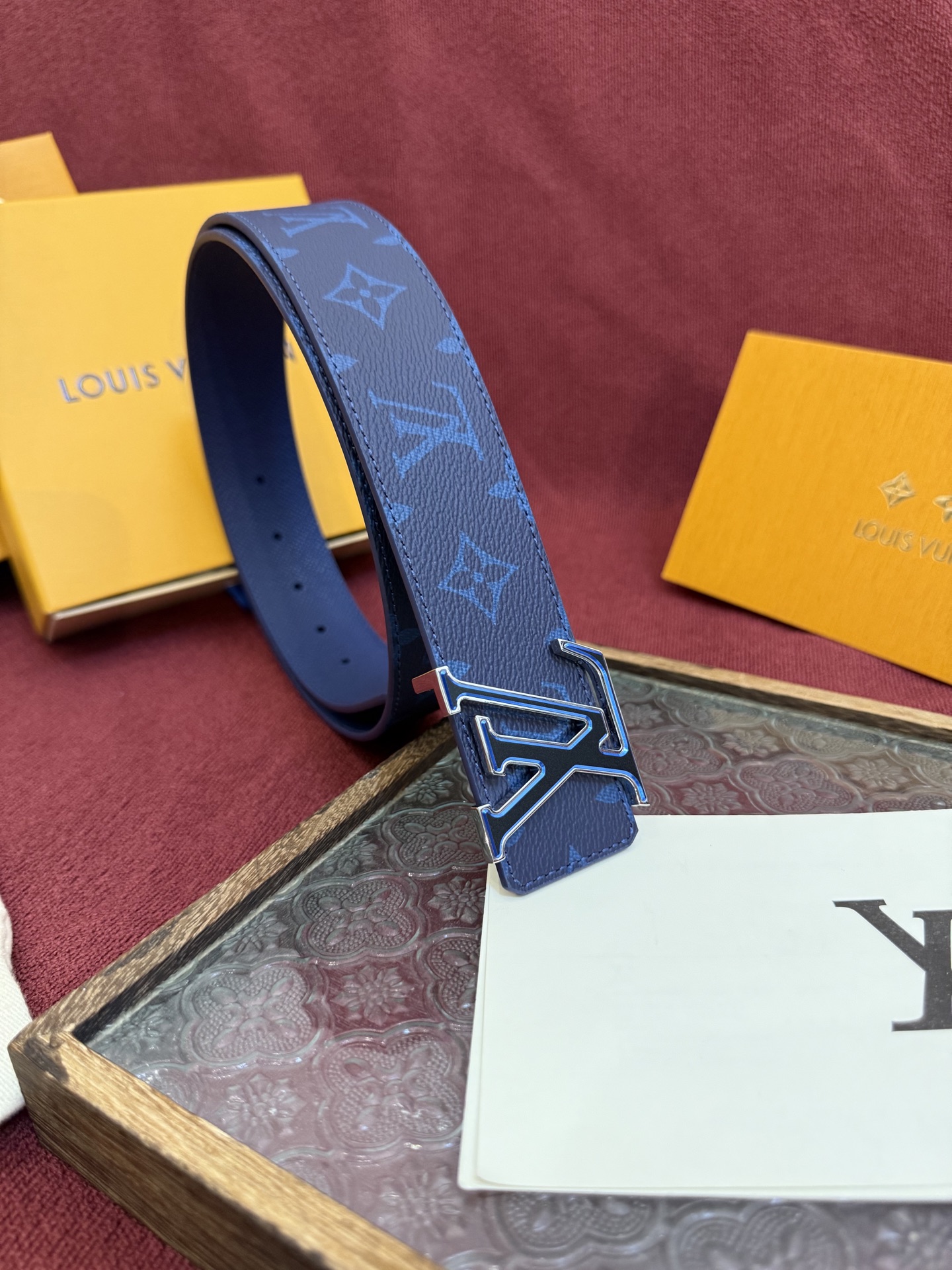 lv男士新款皮带寬度4cm 訂製帆布面料飾有全新的圖案效果(颜色纯正) 衬托進口小牛皮配色底 搭配精緻的