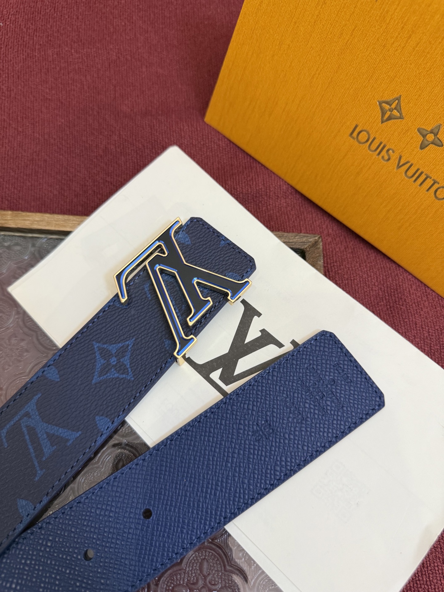 lv男士新款皮带寬度4cm 訂製帆布面料飾有全新的圖案效果(颜色纯正) 衬托進口小牛皮配色底 搭配精緻的