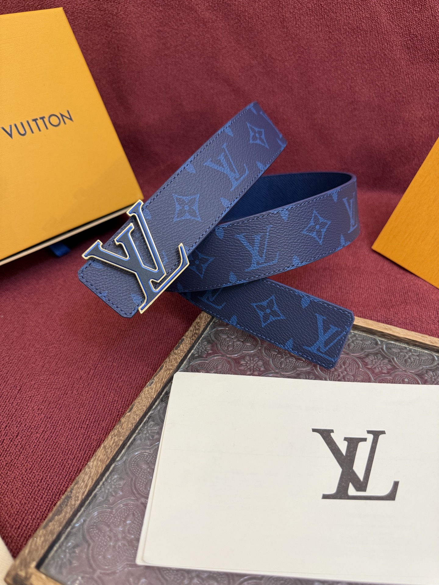 lv男士新款皮带寬度4cm 訂製帆布面料飾有全新的圖案效果(颜色纯正) 衬托進口小牛皮配色底 搭配精緻的