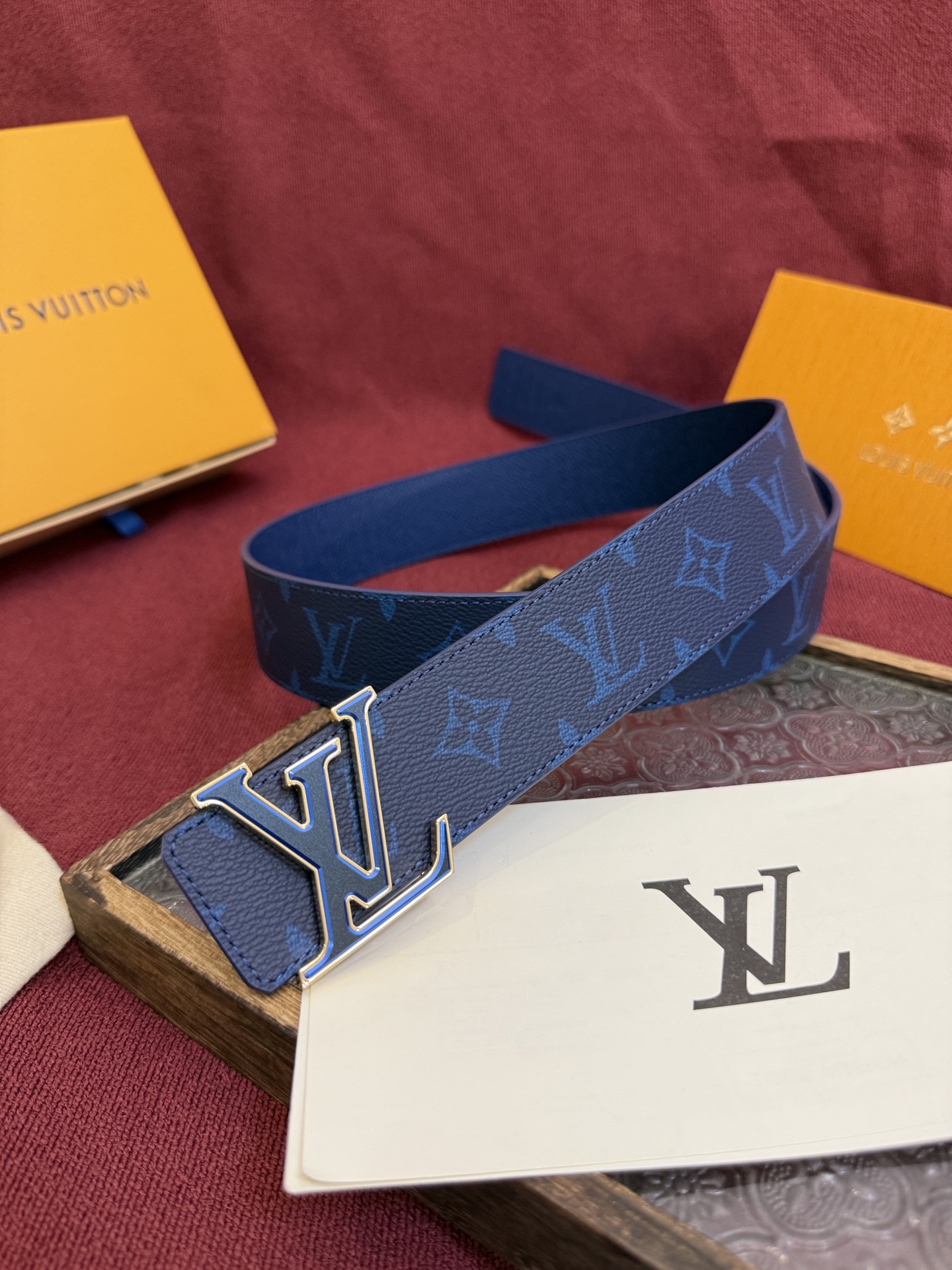 lv男士新款皮带寬度4cm 訂製帆布面料飾有全新的圖案效果(颜色纯正) 衬托進口小牛皮配色底 搭配精緻的