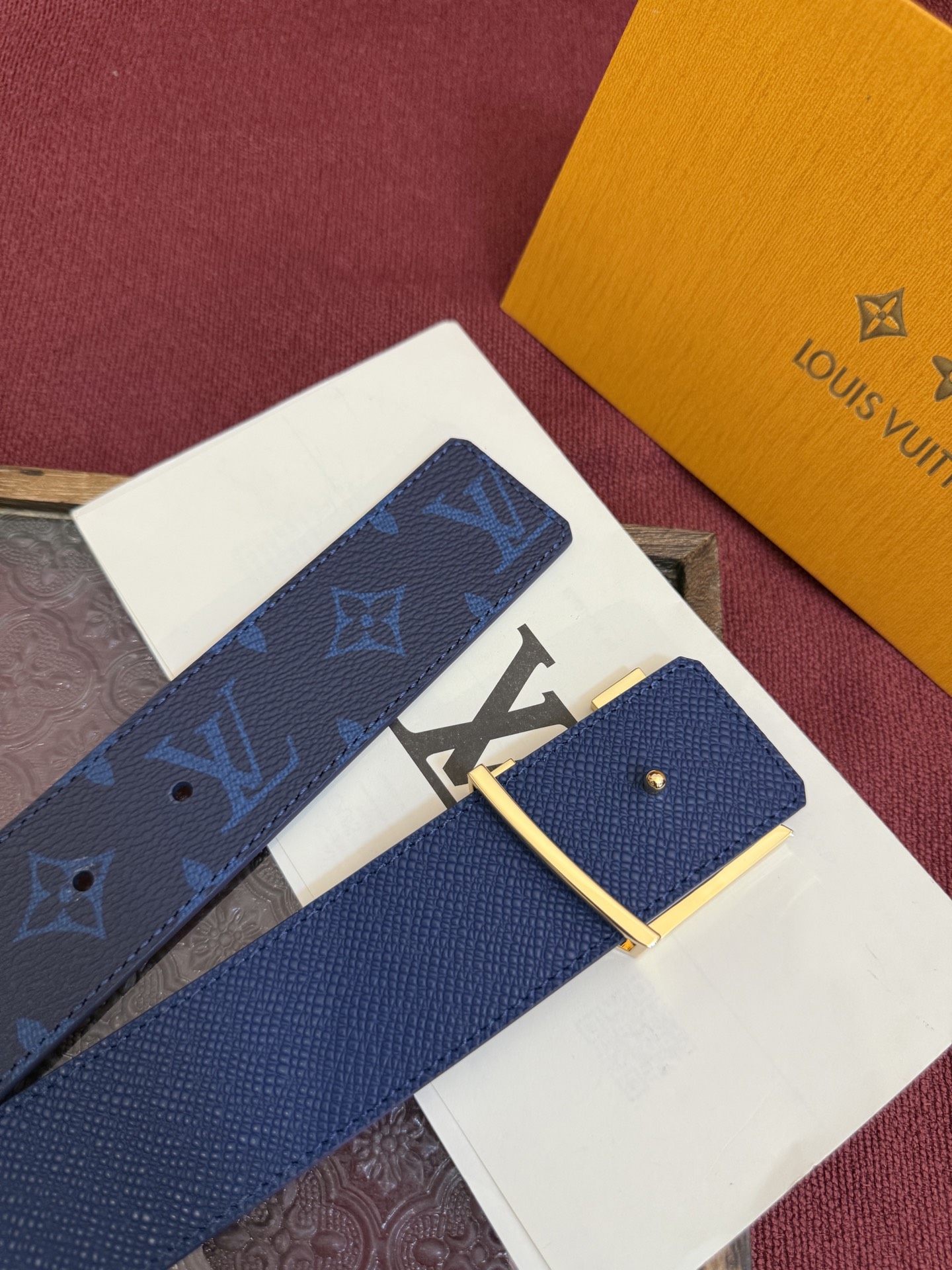lv男士新款皮带寬度4cm 訂製帆布面料飾有全新的圖案效果(颜色纯正) 衬托進口小牛皮配色底 搭配精緻的