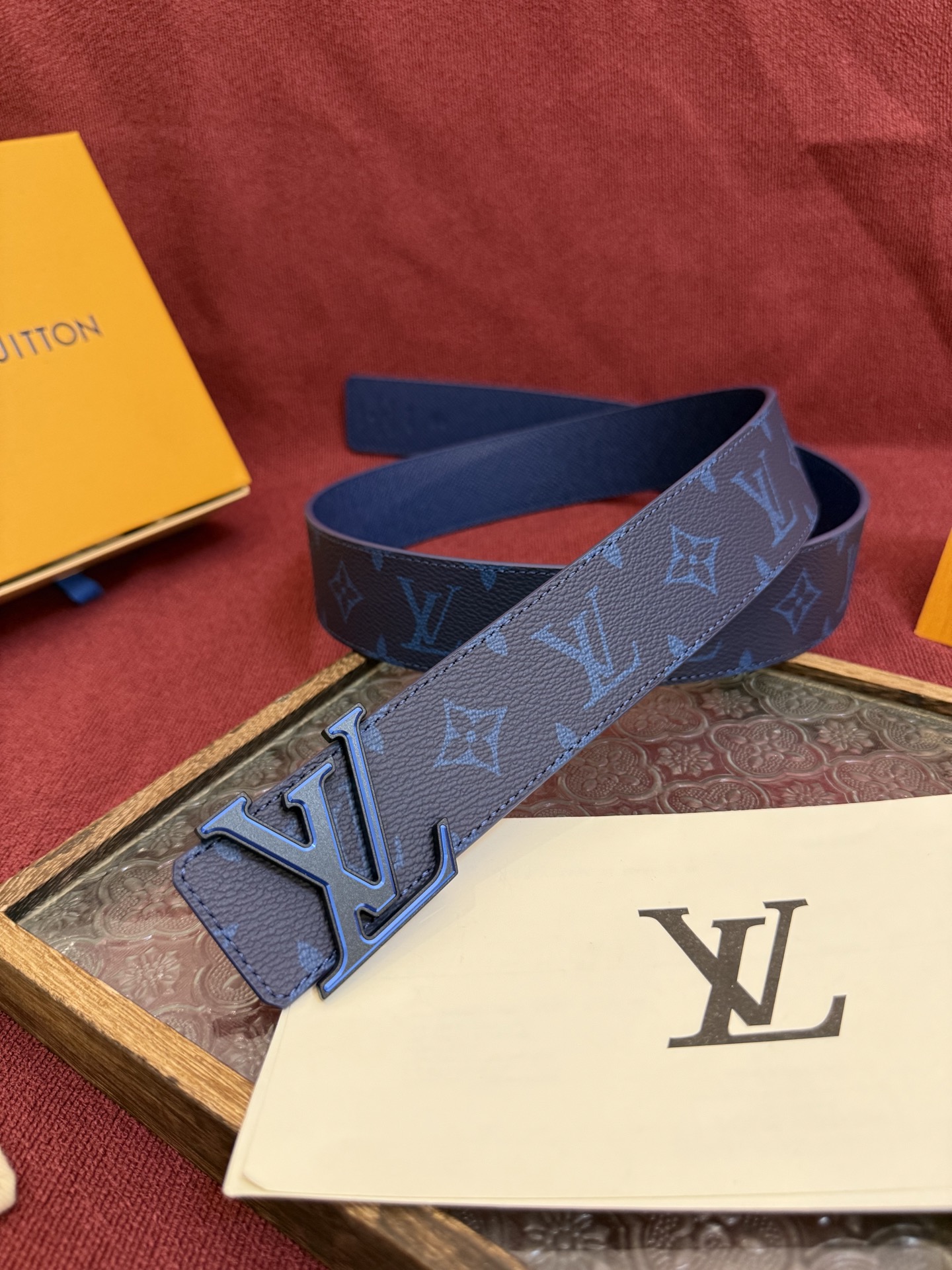 lv男士新款皮带寬度4cm 訂製帆布面料飾有全新的圖案效果(颜色纯正) 衬托進口小牛皮配色底 搭配精緻的