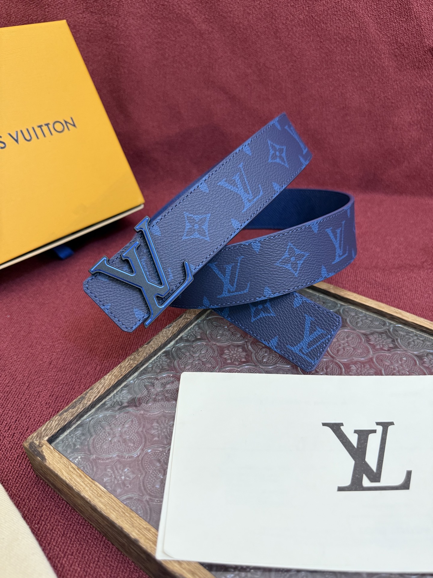lv男士新款皮带寬度4cm 訂製帆布面料飾有全新的圖案效果(颜色纯正) 衬托進口小牛皮配色底 搭配精緻的