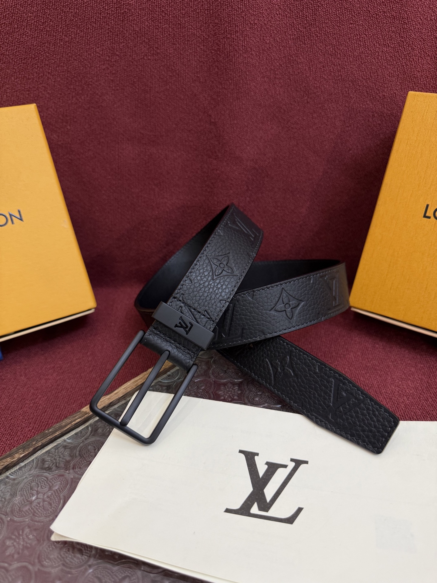 NO:586353,The new LV belt with a 3.5 pin buckle comes from the 2025 new embossed Monogram flower, showing the inspiration of western cowboys. Double stitching shuttles through the inside and outside of the leather, allowing for a variety of styling possibilities!  ,belt,louis vuitton198609093.5针扣新款 LV 腰带出自 2025新款压字母Monogram 花卉,展现西部牛仔的灵感启发.双重缝线穿梭于皮革内外两侧,成就多种造型可能！,皮带,louis vuitton,Belt
