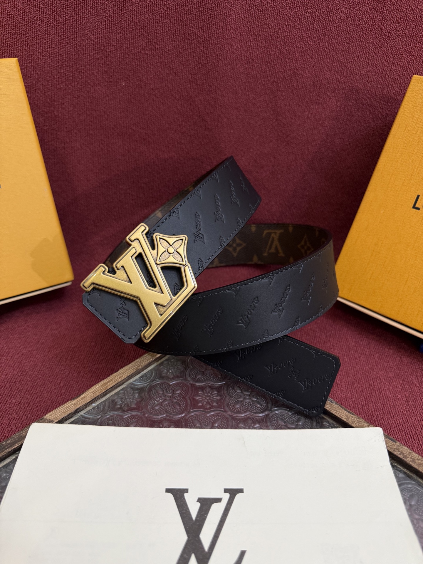 NO:586357,The LV Dimension 4.0 double-sided belt introduces classic style into a new size design. The leather is embossed with LV letters and Monogram flowers, which contrast with the slim LV letter buckle, making the brand logo low-key and complete the trend transformation. Belts, louis vuitton19860909LV Dimension 4.0双面腰带将经典格调引入新颖尺幅设计.皮革压印 LV 字母和 Monogram 花卉,与纤秀 LV 字母搭扣相映成趣,令品牌标识低调完成潮流蜕变,皮带,louis vuitton,Belt