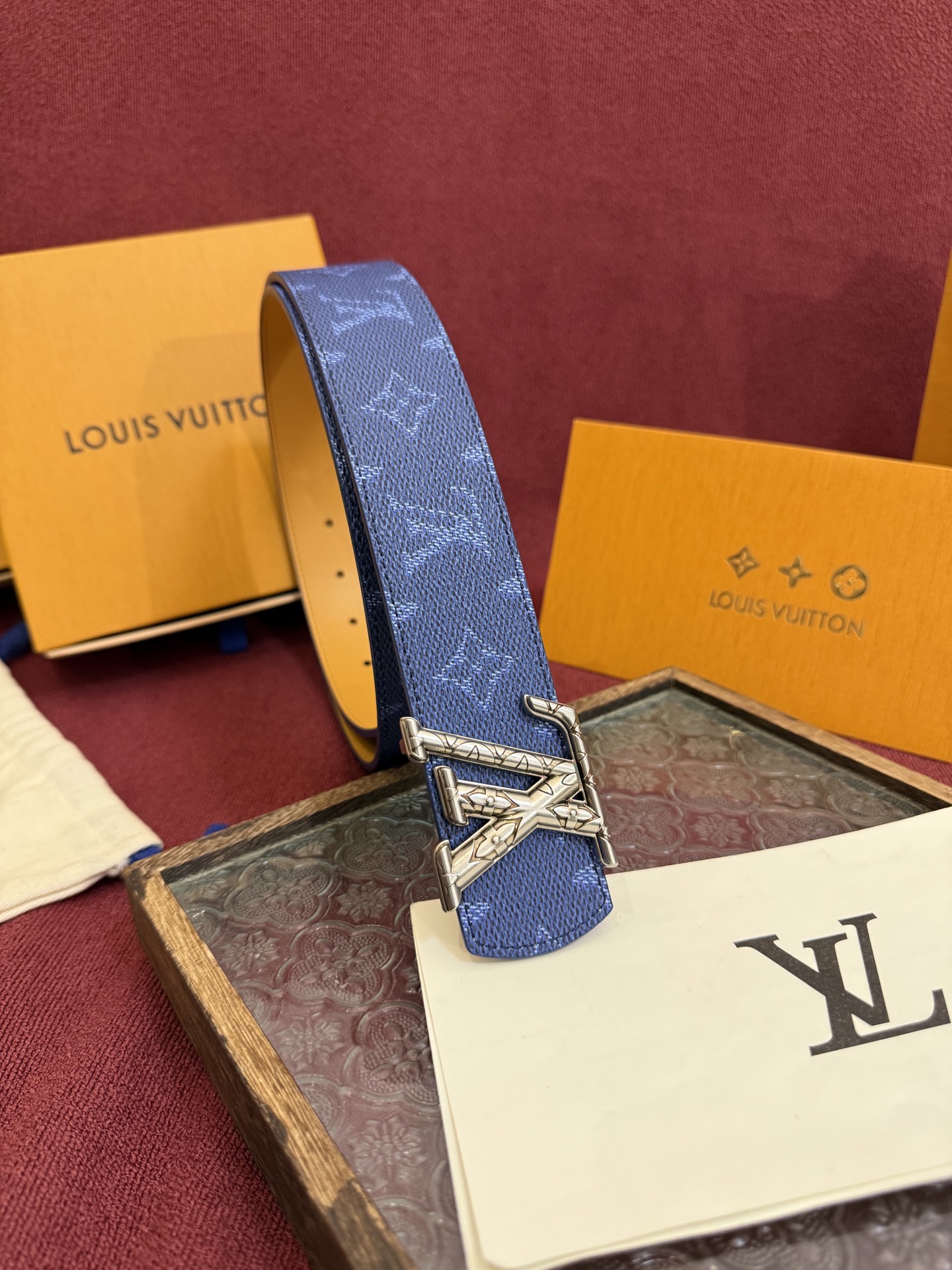 LV Dimension Monogram Heritage 40毫米可翻转皮带证明，最难以忘怀的奢华时