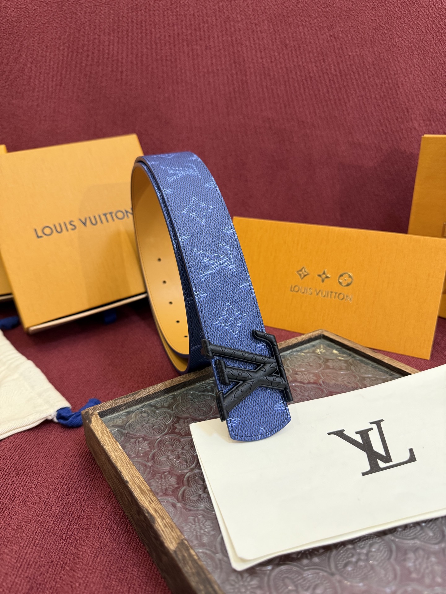 LV Dimension Monogram Heritage 40毫米可翻转皮带证明，最难以忘怀的奢华时