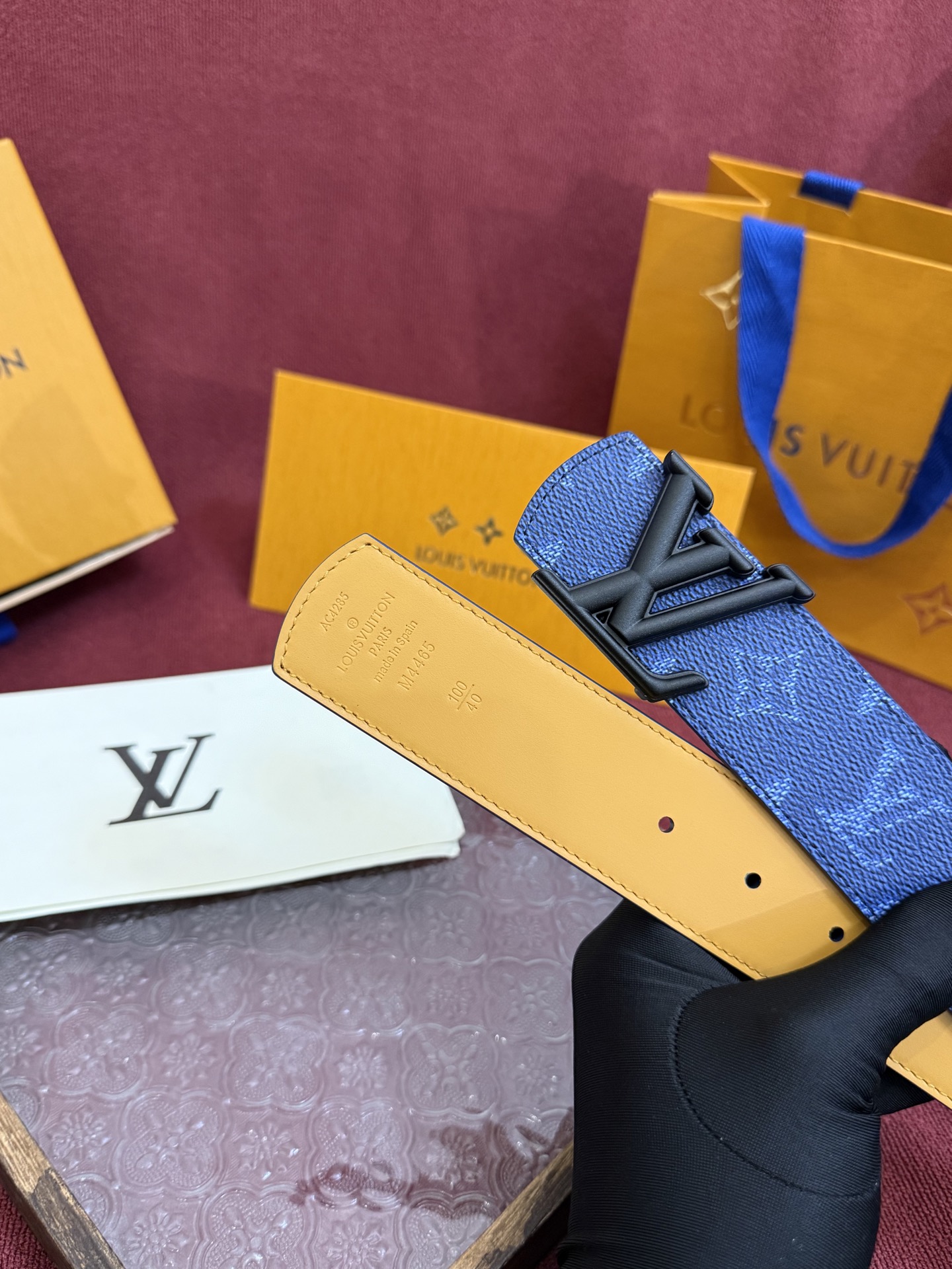 LV Dimension Monogram Heritage 40毫米可翻转皮带证明，最难以忘怀的奢华时