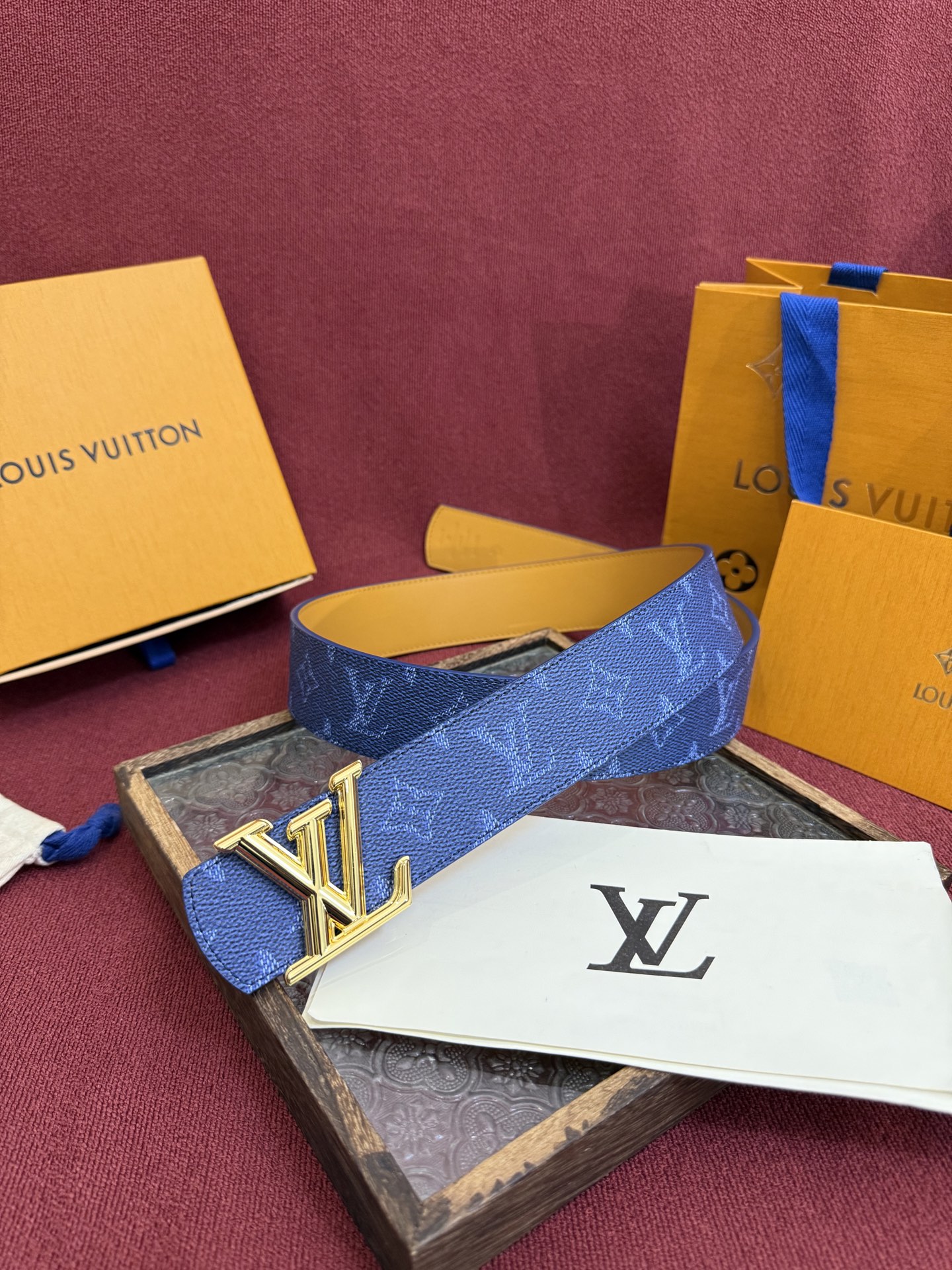 LV Dimension Monogram Heritage 40毫米可翻转皮带证明，最难以忘怀的奢华时