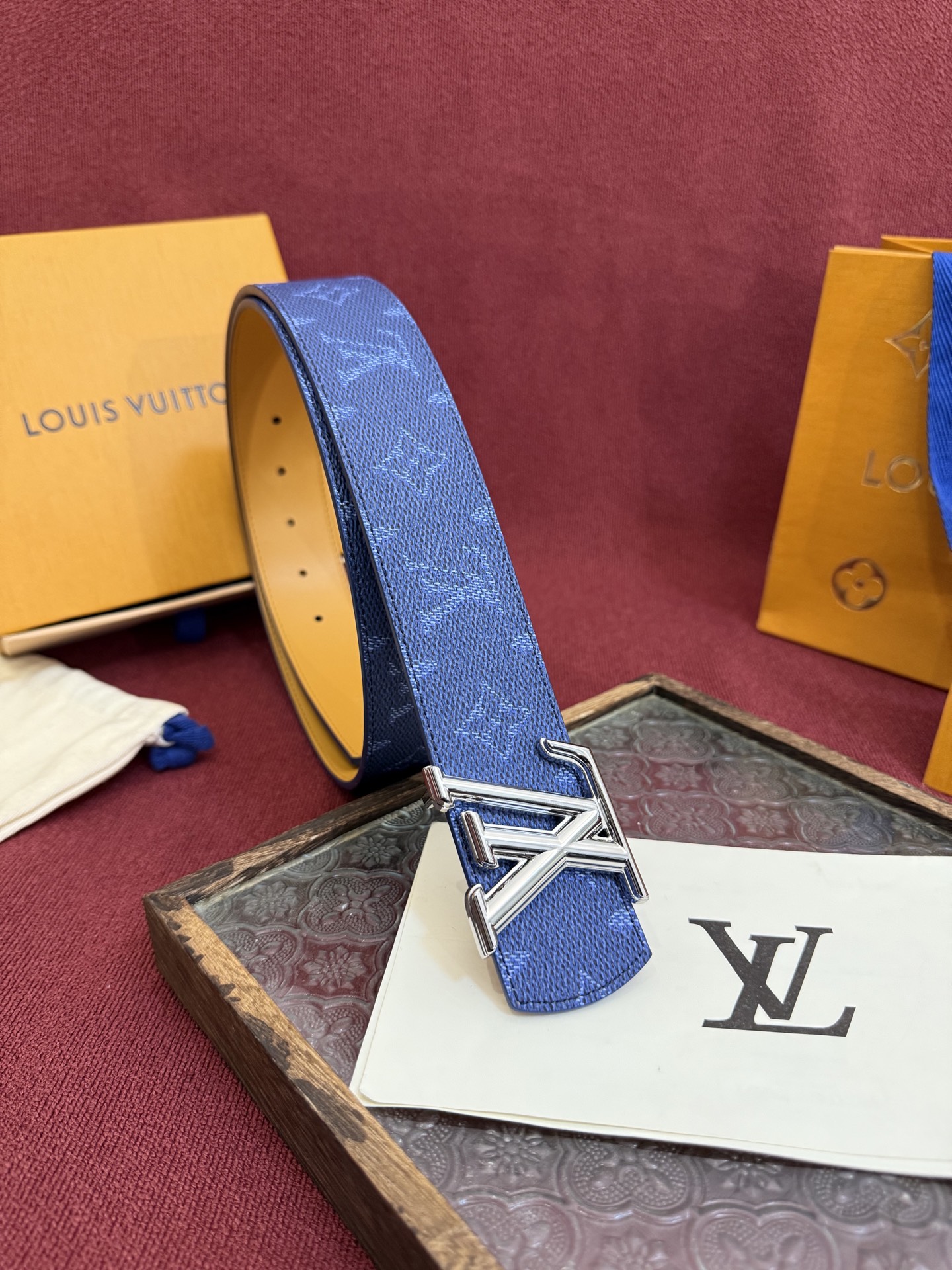 LV Dimension Monogram Heritage 40毫米可翻转皮带证明，最难以忘怀的奢华时