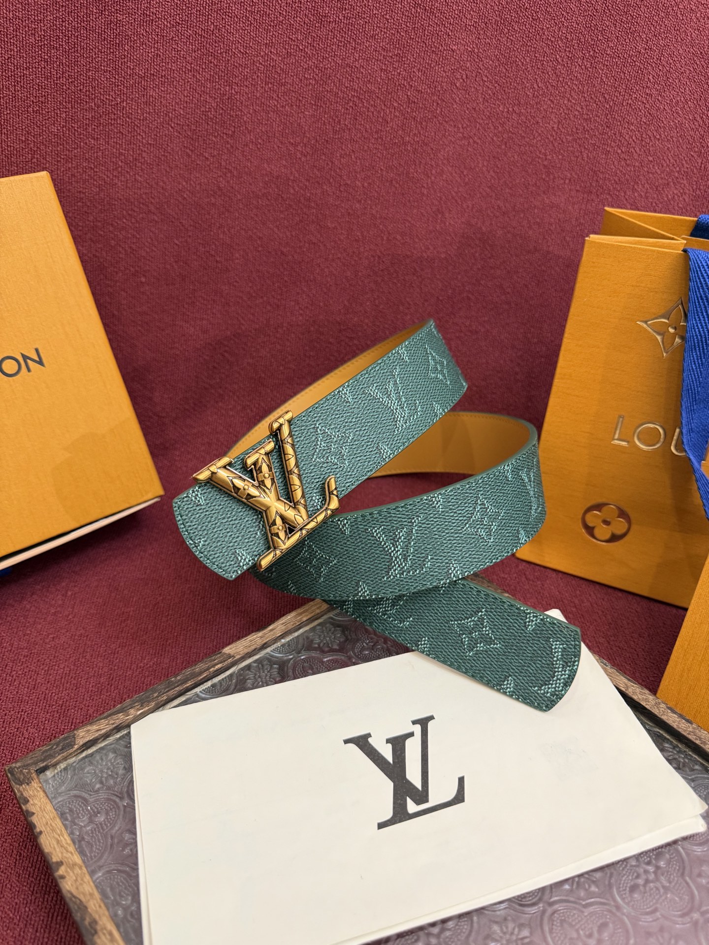 LV Dimension Monogram Heritage 40毫米可翻转皮带证明，最难以忘怀的奢华时