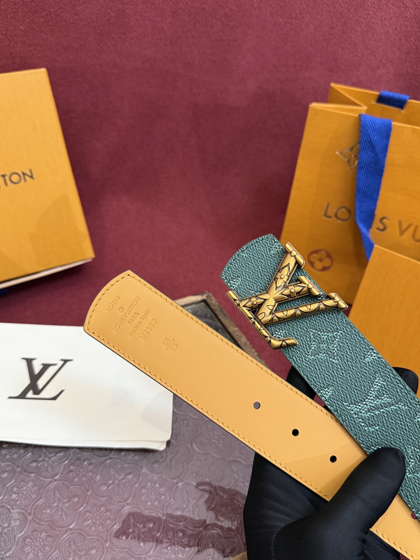 LV Dimension Monogram Heritage 40毫米可翻转皮带证明，最难以忘怀的奢华时