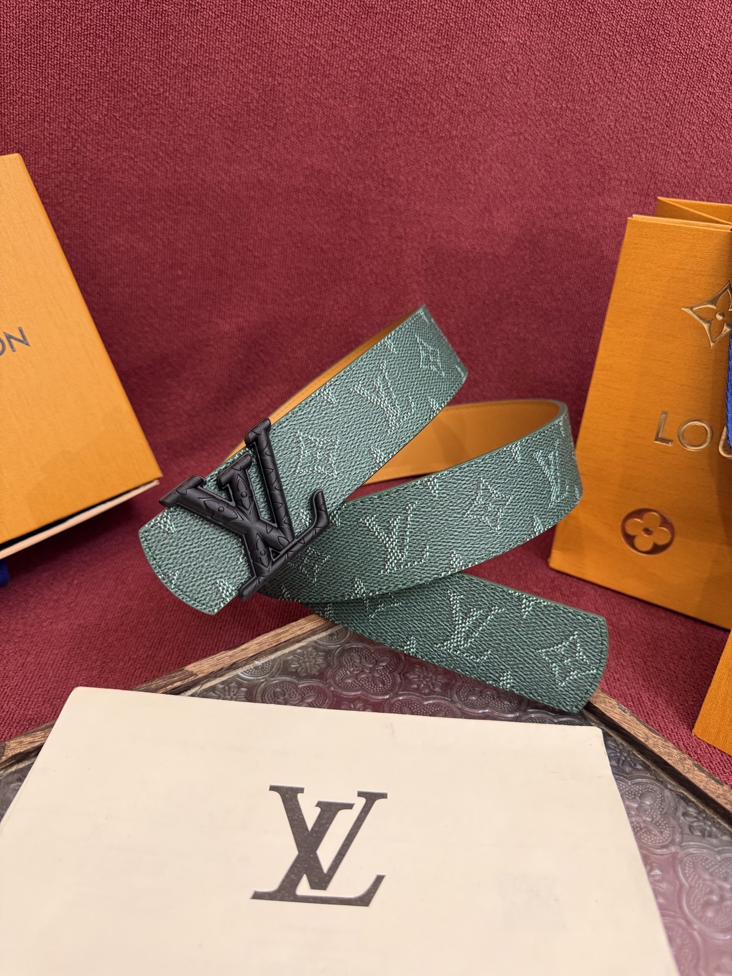LV Dimension Monogram Heritage 40毫米可翻转皮带证明，最难以忘怀的奢华时