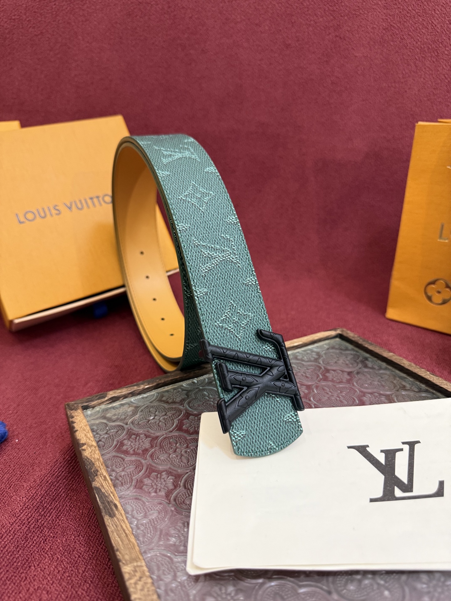 LV Dimension Monogram Heritage 40毫米可翻转皮带证明，最难以忘怀的奢华时