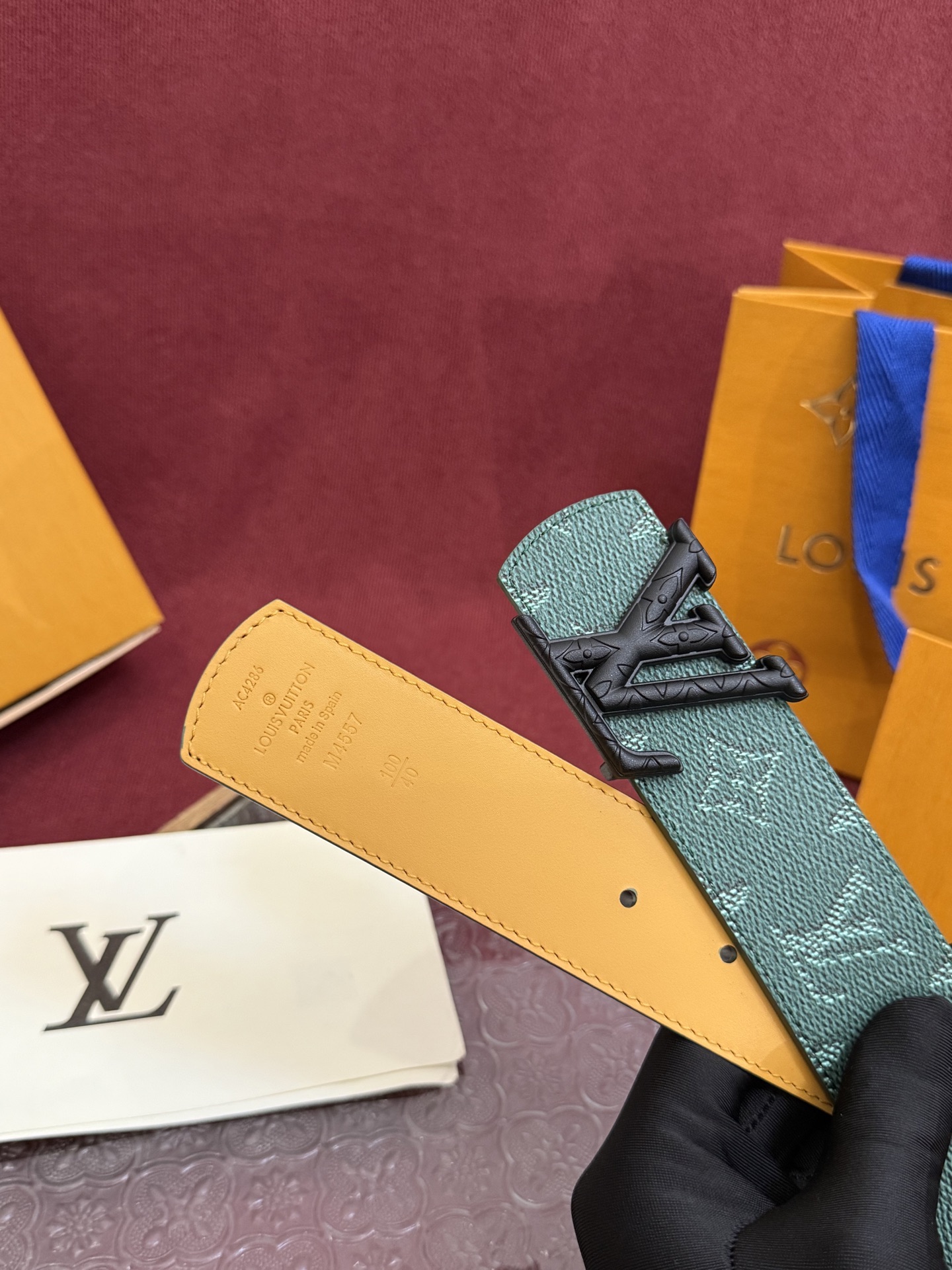 LV Dimension Monogram Heritage 40毫米可翻转皮带证明，最难以忘怀的奢华时