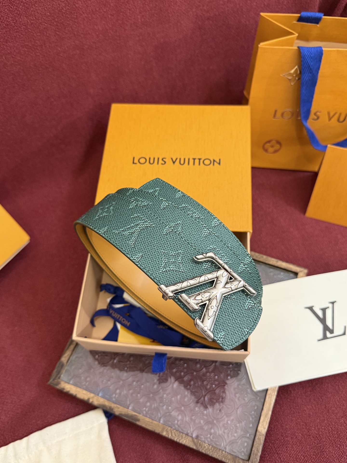 LV Dimension Monogram Heritage 40毫米可翻转皮带证明，最难以忘怀的奢华时