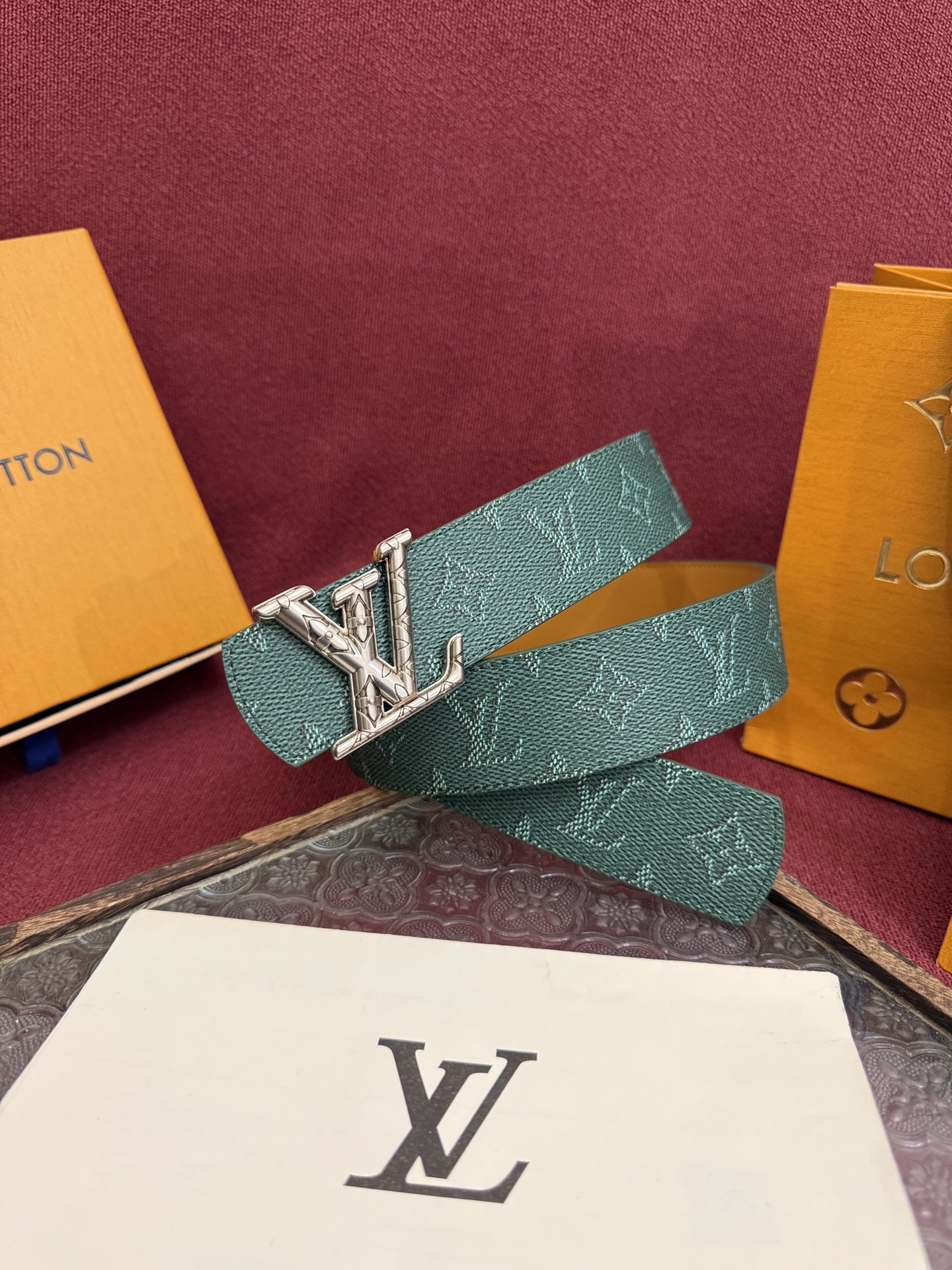 LV Dimension Monogram Heritage 40毫米可翻转皮带证明，最难以忘怀的奢华时