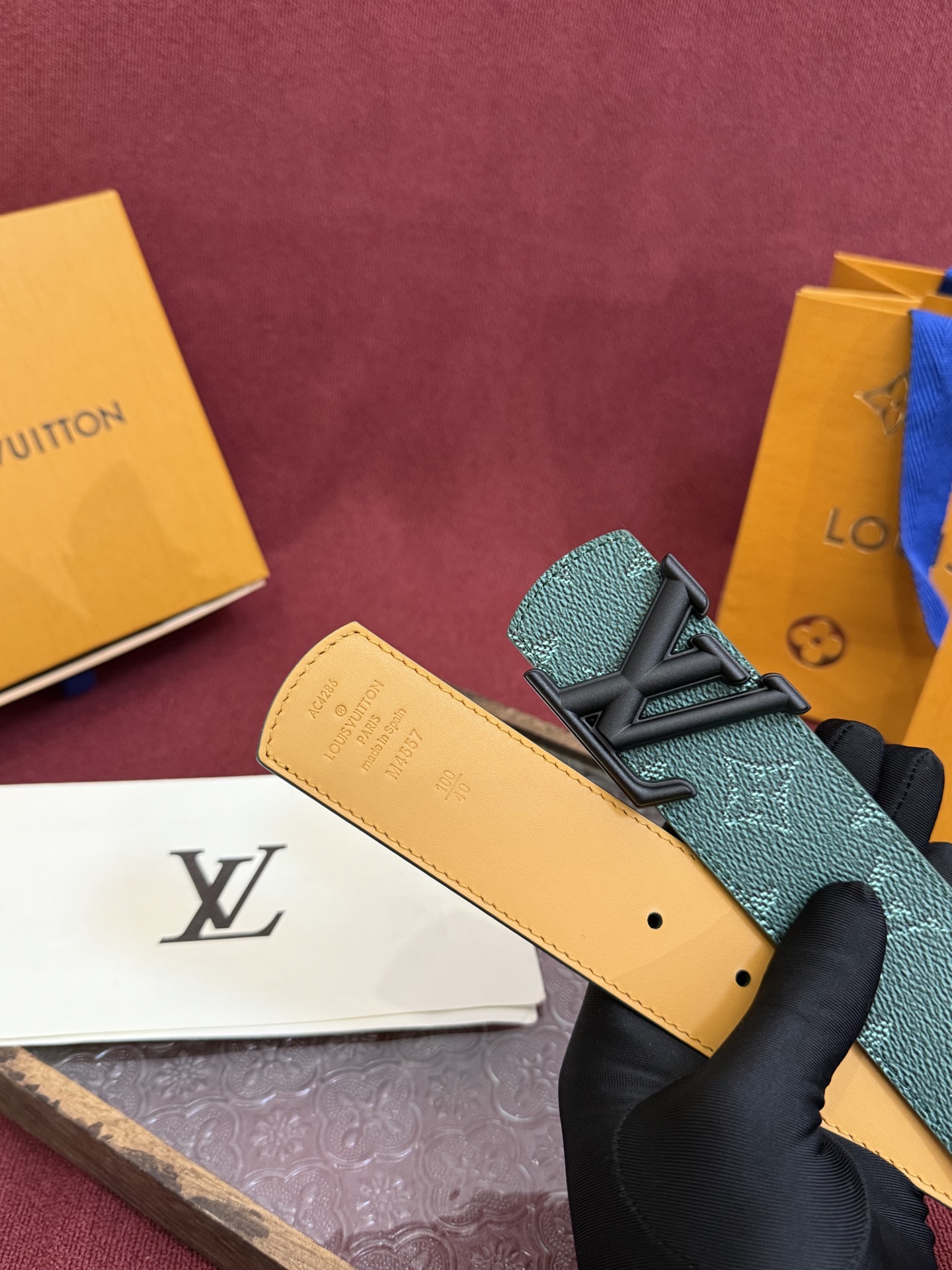 LV Dimension Monogram Heritage 40毫米可翻转皮带证明，最难以忘怀的奢华时