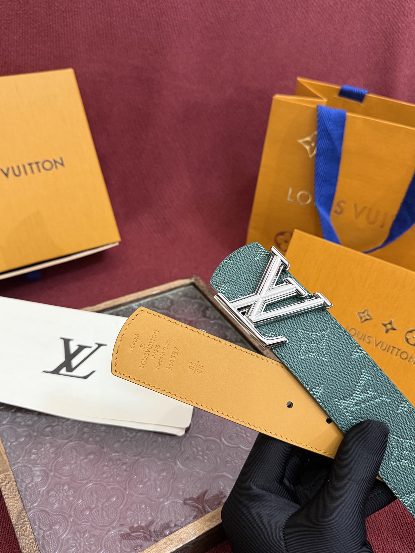 LV Dimension Monogram Heritage 40毫米可翻转皮带证明，最难以忘怀的奢华时