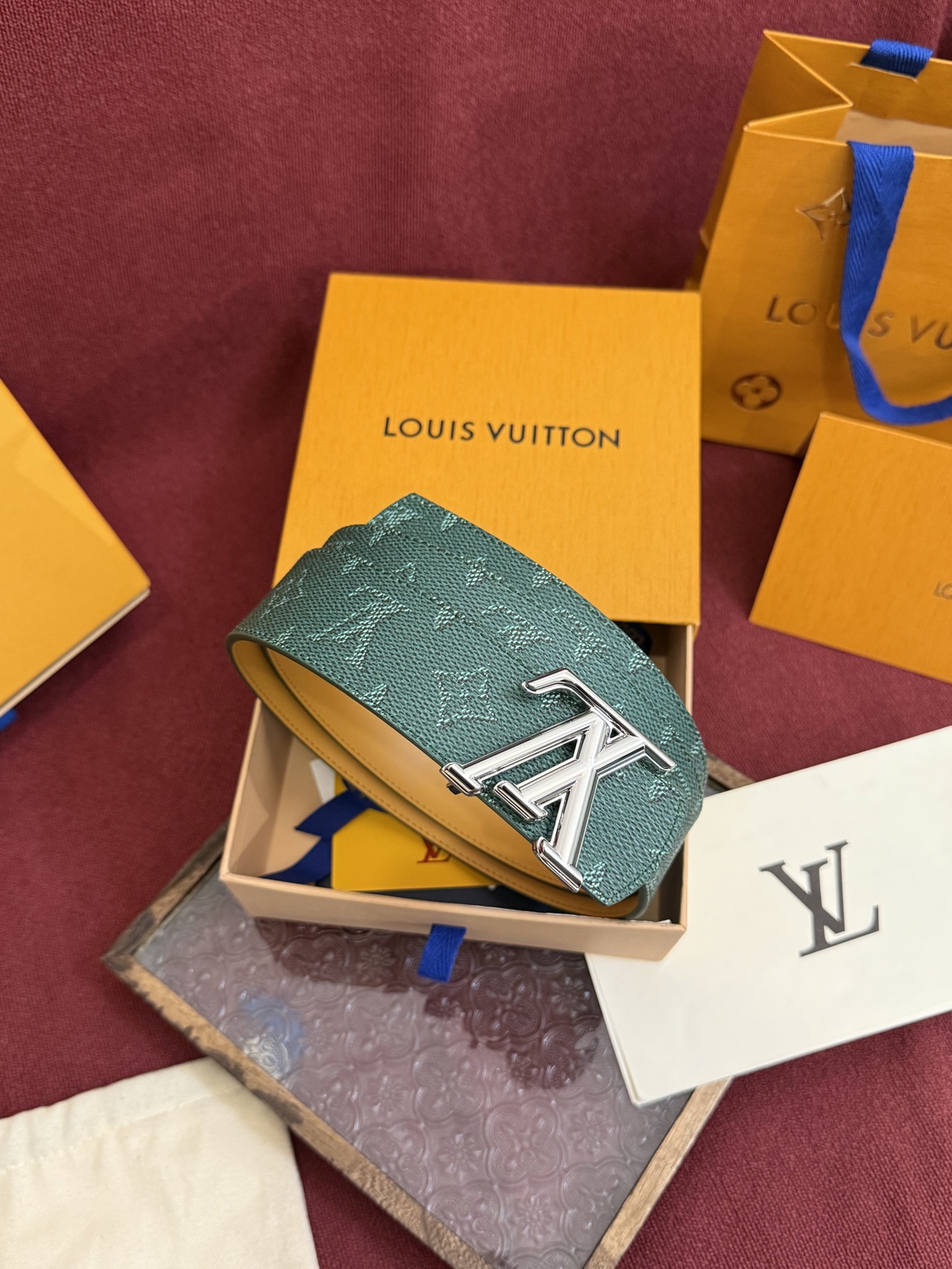 LV Dimension Monogram Heritage 40毫米可翻转皮带证明，最难以忘怀的奢华时