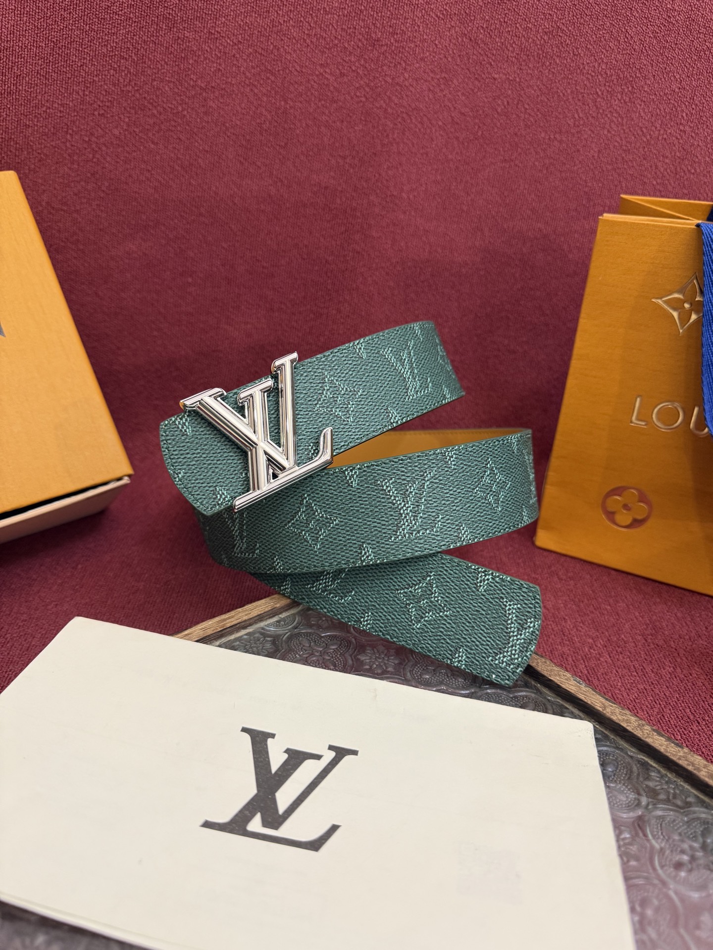 LV Dimension Monogram Heritage 40毫米可翻转皮带证明，最难以忘怀的奢华时
