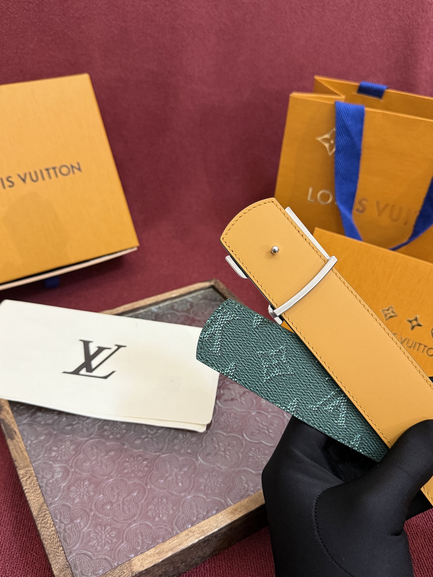 LV Dimension Monogram Heritage 40毫米可翻转皮带证明，最难以忘怀的奢华时