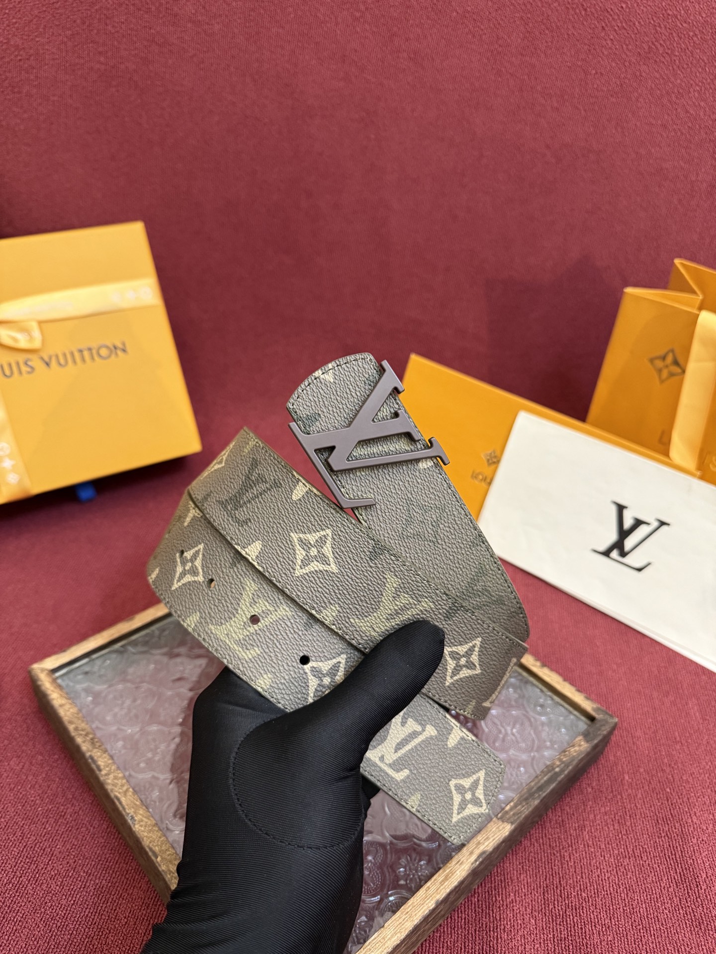 LV Dimension Drift 双面腰带以路易威登的经典元素挥洒街头型格。Monogram 图案一