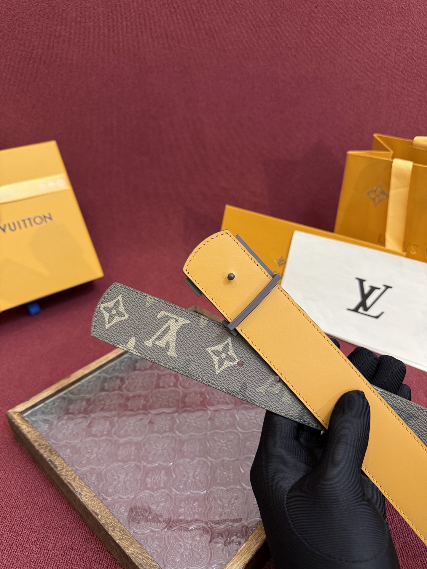 LV Dimension Drift 双面腰带以路易威登的经典元素挥洒街头型格。Monogram 图案一