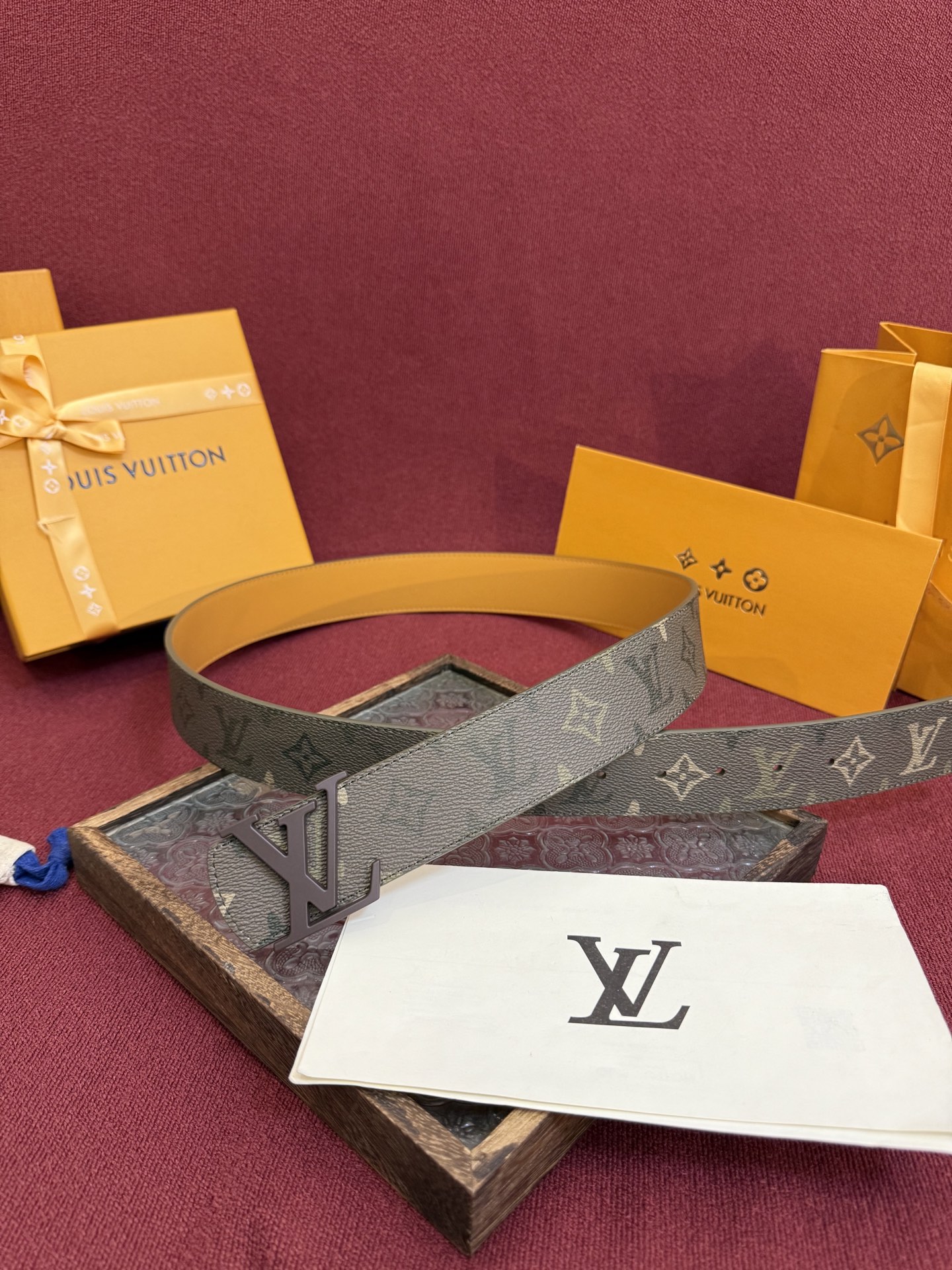 LV Dimension Drift 双面腰带以路易威登的经典元素挥洒街头型格。Monogram 图案一