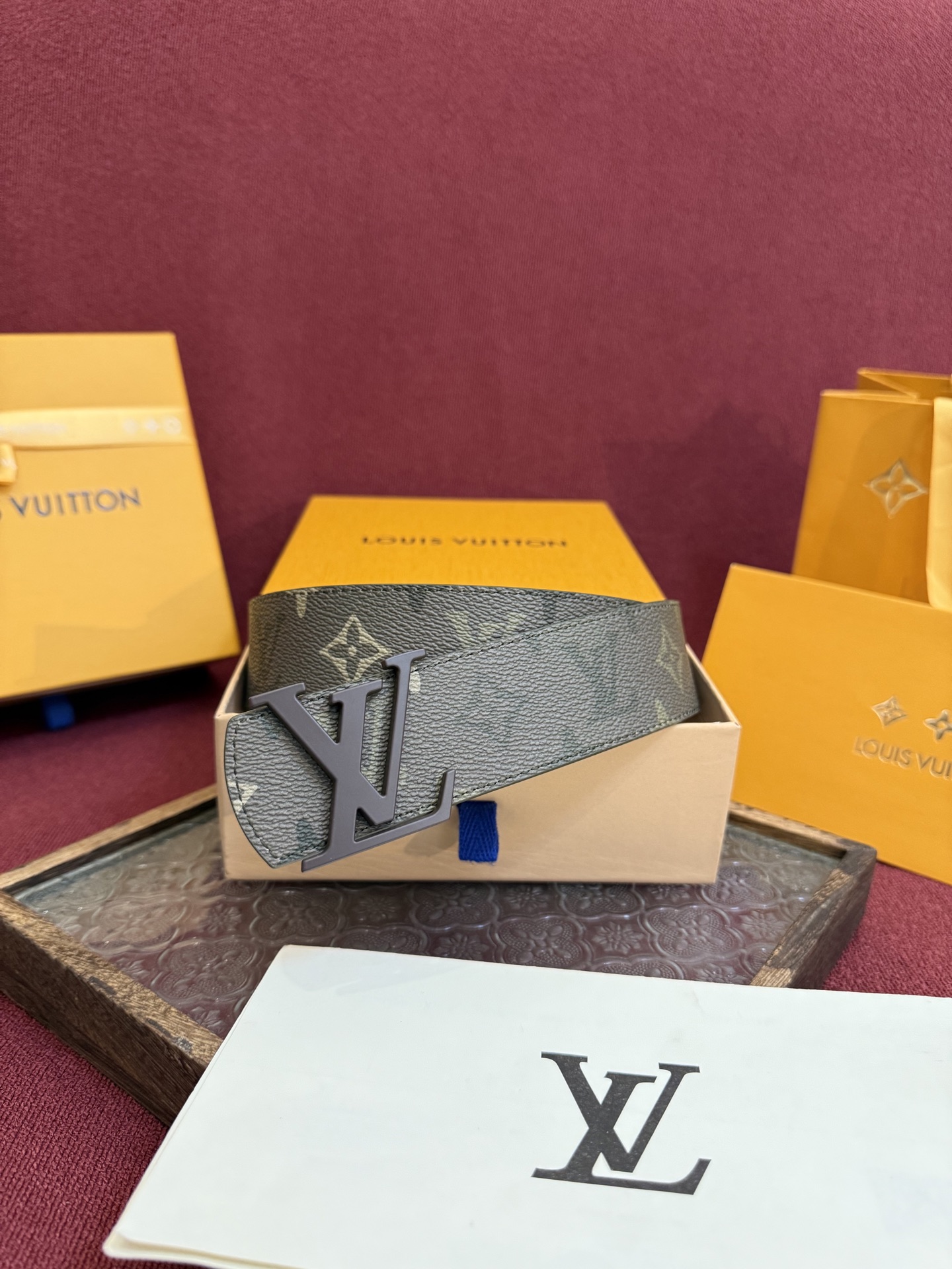 LV Dimension Drift 双面腰带以路易威登的经典元素挥洒街头型格。Monogram 图案一