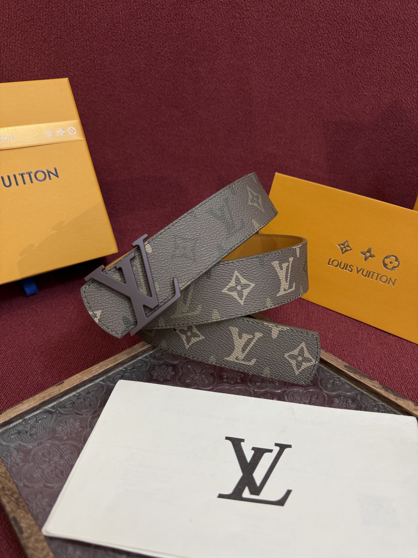 LV Dimension Drift 双面腰带以路易威登的经典元素挥洒街头型格。Monogram 图案一