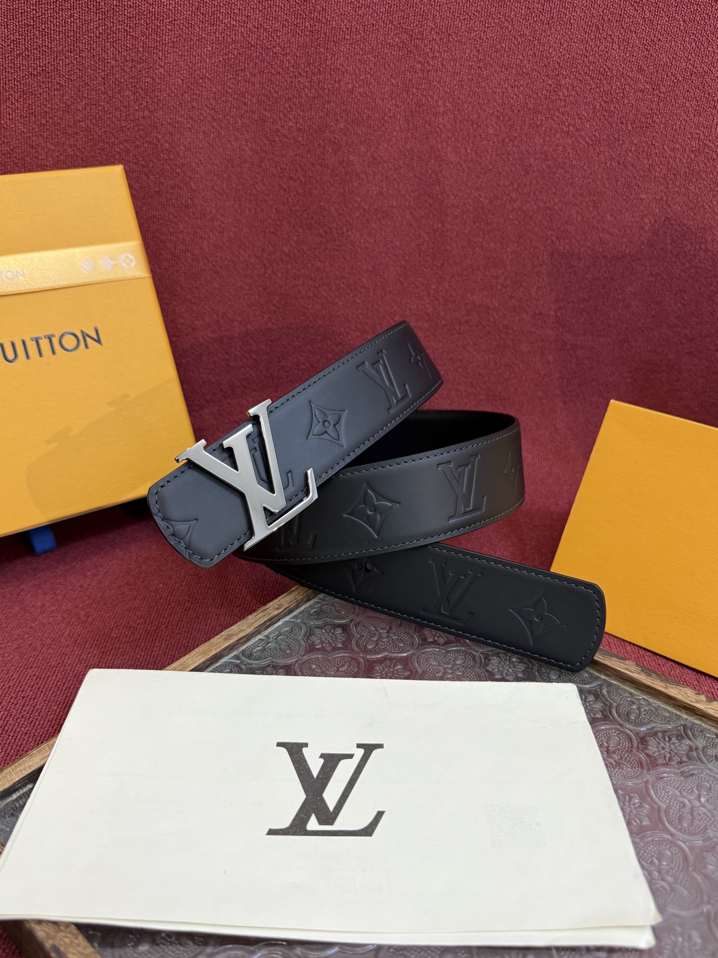 LV Dimension Drift 双面腰带以路易威登的经典元素挥洒街头型格。Monogram 图案一