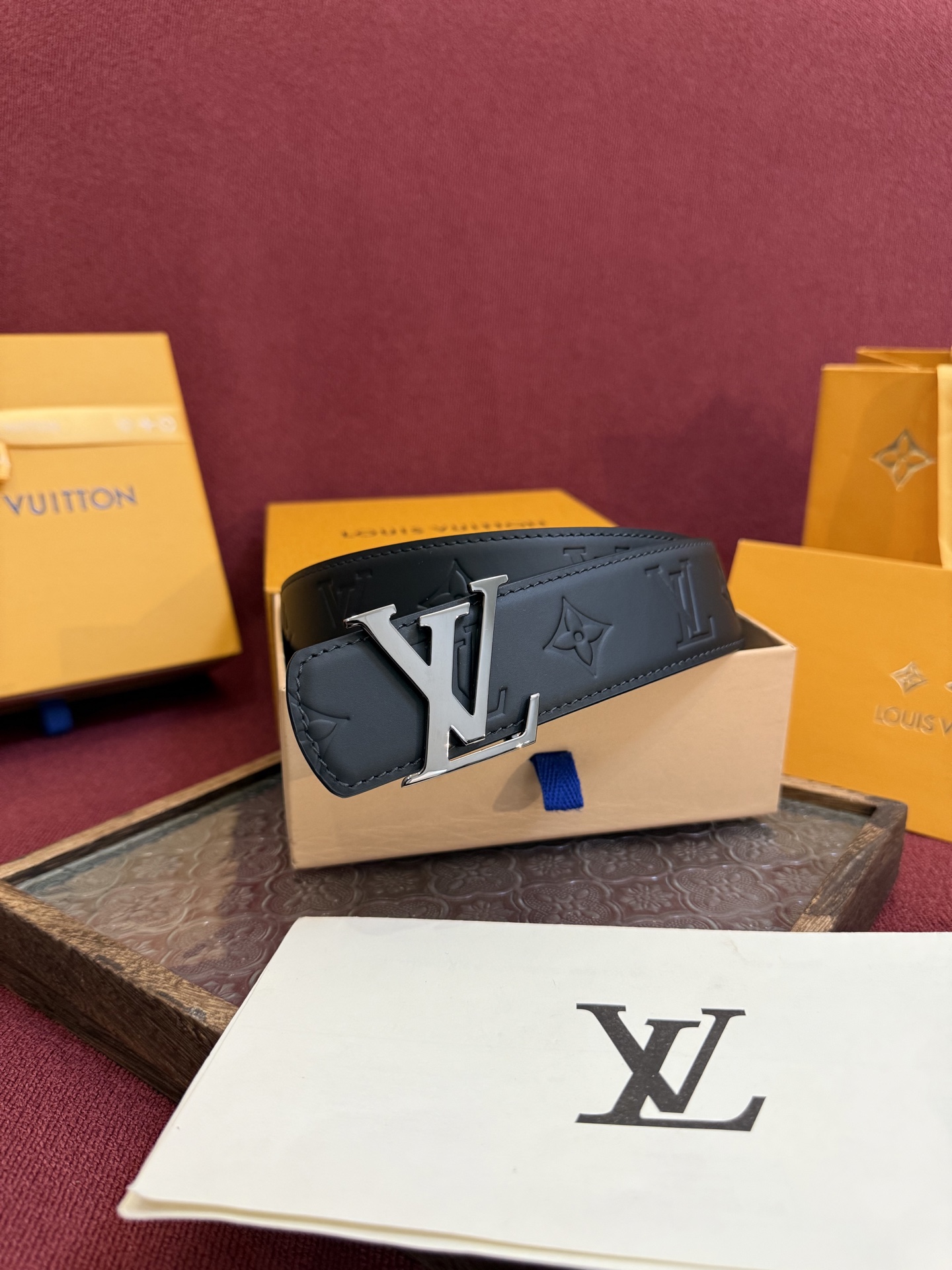 LV Dimension Drift 双面腰带以路易威登的经典元素挥洒街头型格。Monogram 图案一