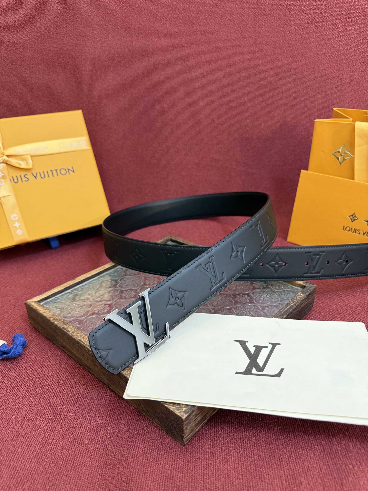 LV Dimension Drift 双面腰带以路易威登的经典元素挥洒街头型格。Monogram 图案一