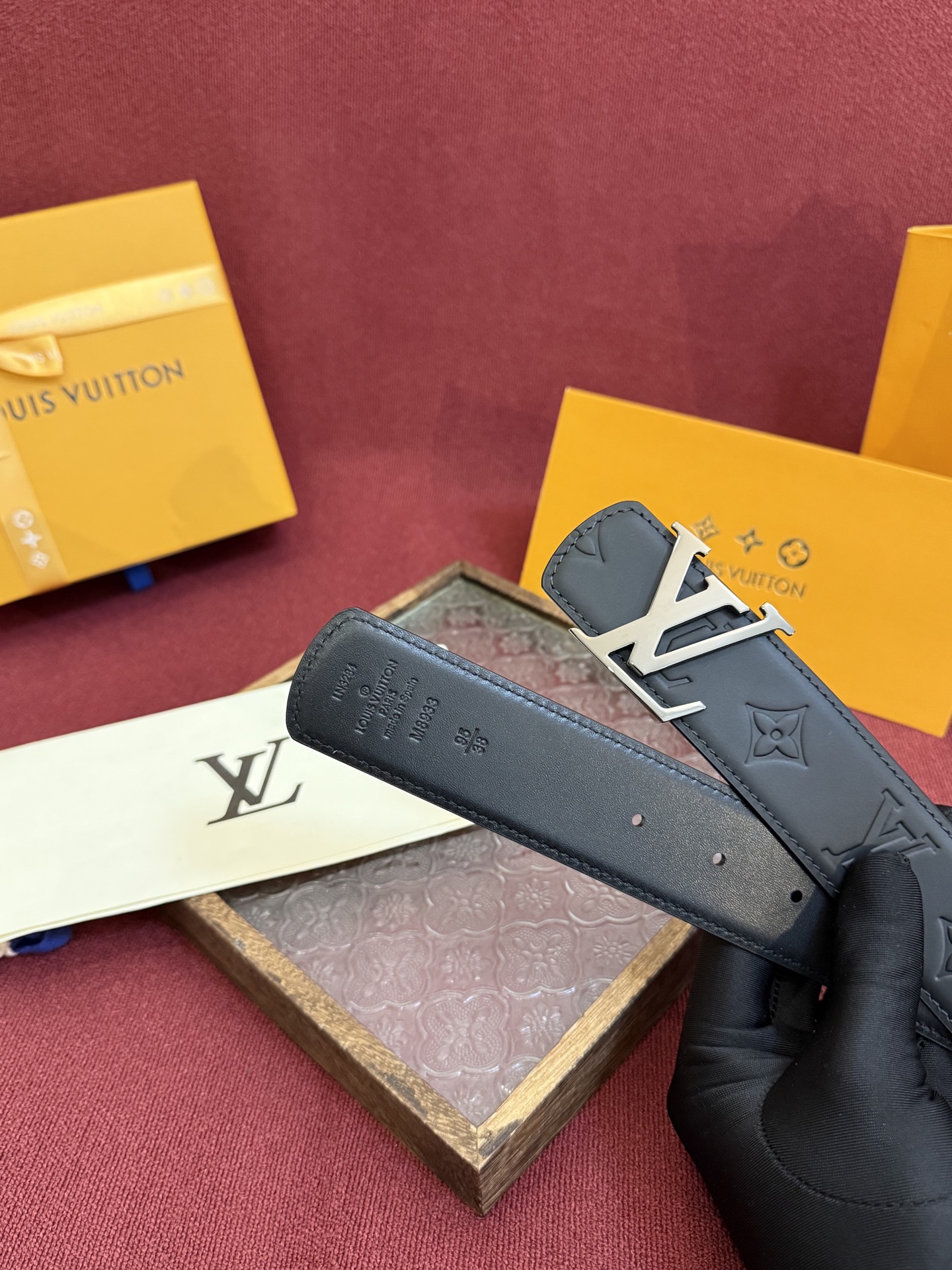 LV Dimension Drift 双面腰带以路易威登的经典元素挥洒街头型格。Monogram 图案一