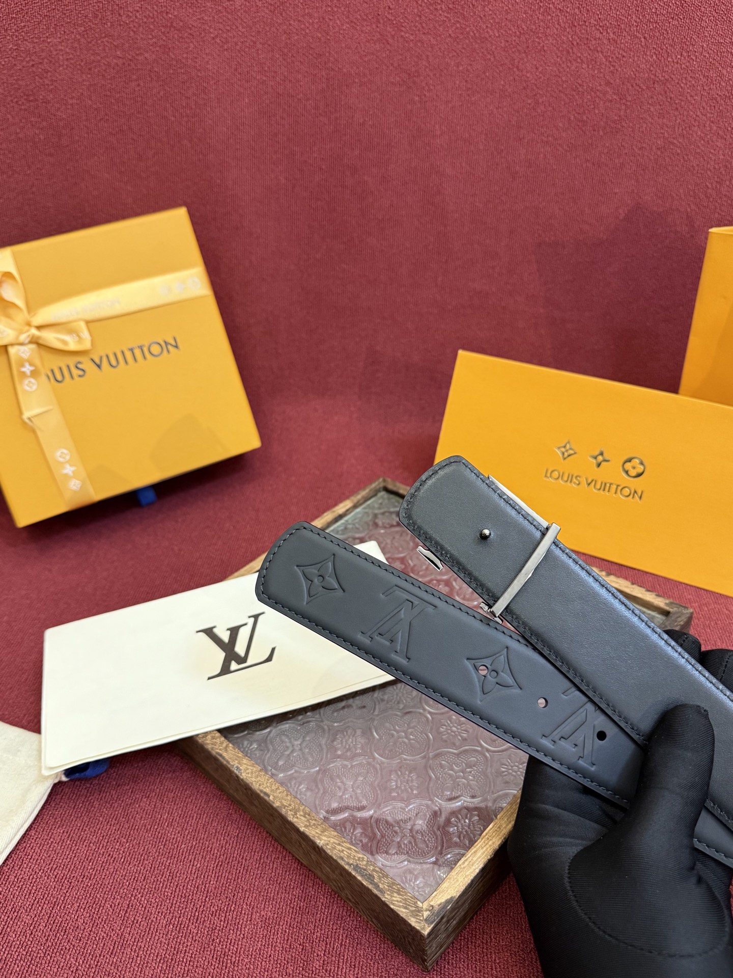 LV Dimension Drift 双面腰带以路易威登的经典元素挥洒街头型格。Monogram 图案一