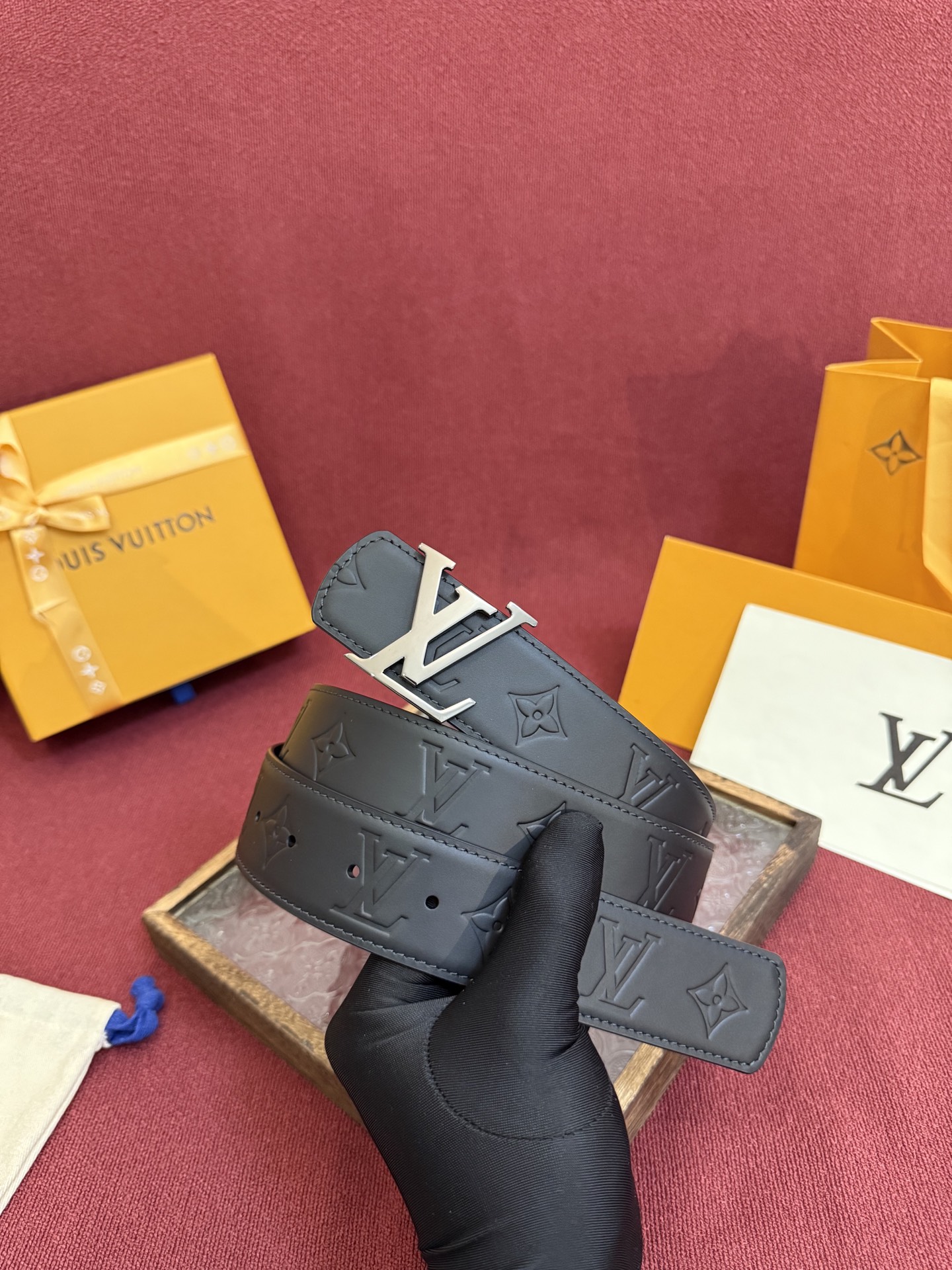 LV Dimension Drift 双面腰带以路易威登的经典元素挥洒街头型格。Monogram 图案一