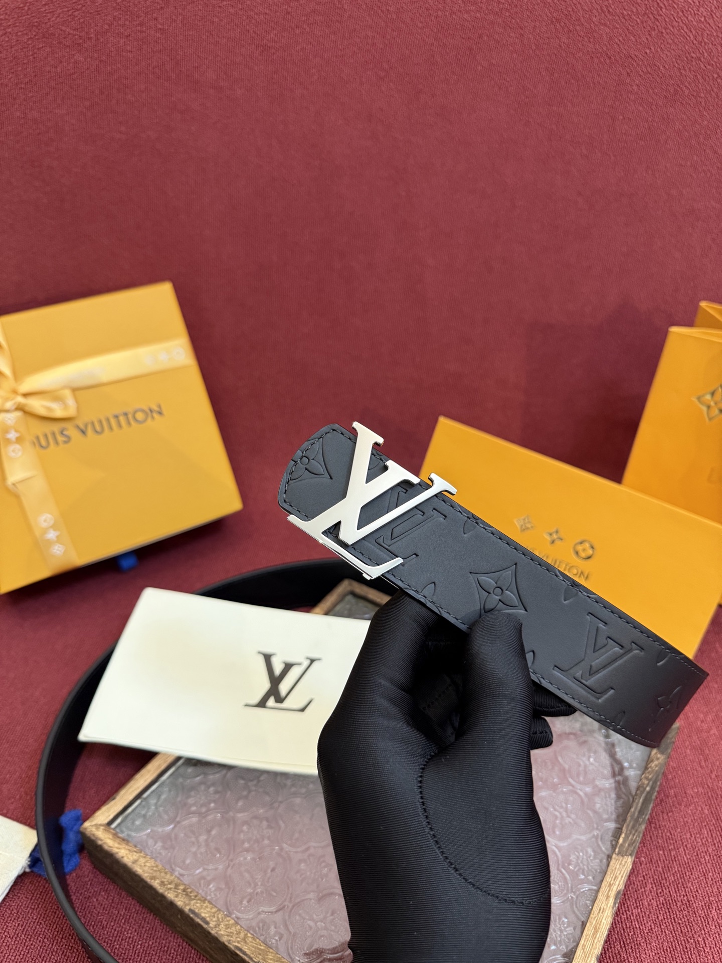 LV Dimension Drift 双面腰带以路易威登的经典元素挥洒街头型格。Monogram 图案一