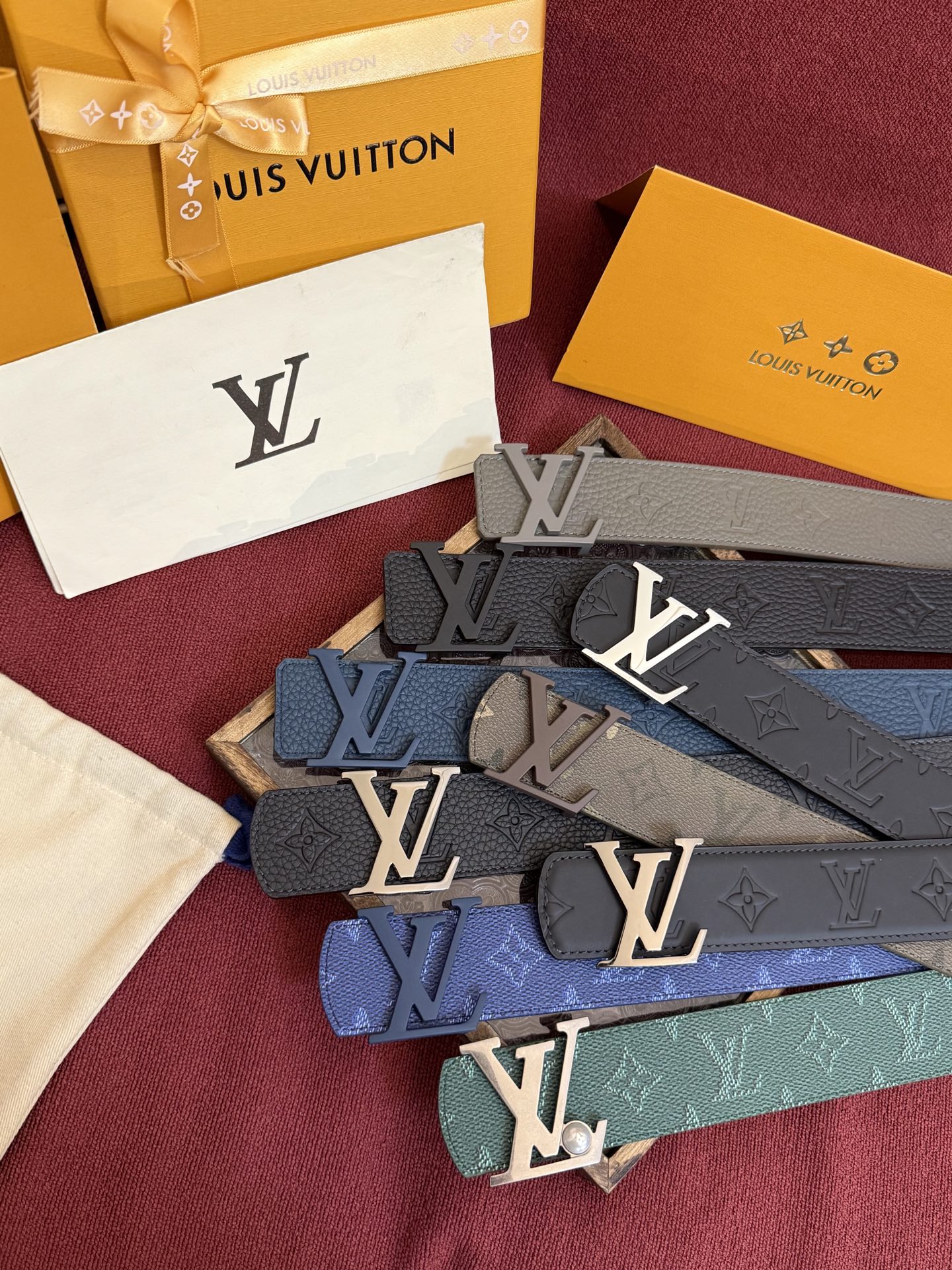 LV Dimension Drift 双面腰带以路易威登的经典元素挥洒街头型格。Monogram 图案一