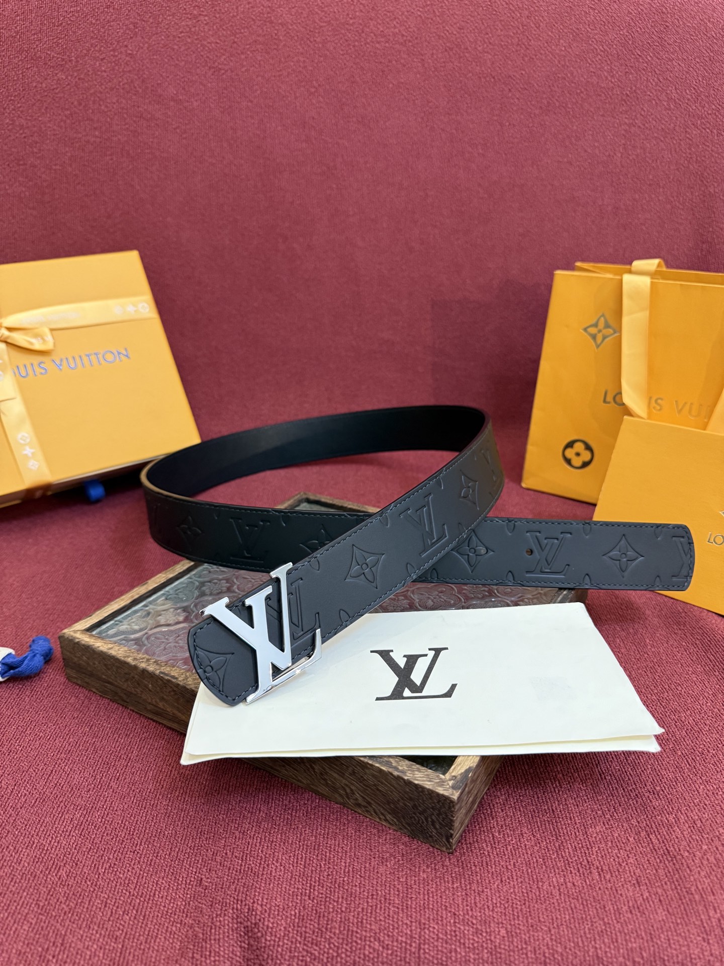 LV Dimension Drift 双面腰带以路易威登的经典元素挥洒街头型格。Monogram 图案一