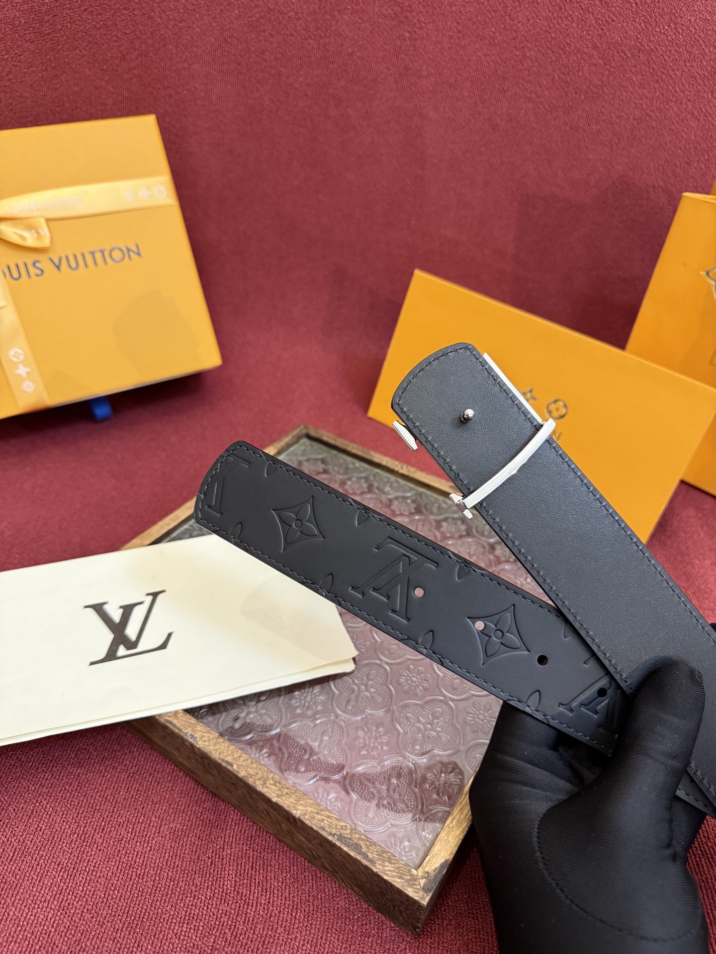 LV Dimension Drift 双面腰带以路易威登的经典元素挥洒街头型格。Monogram 图案一