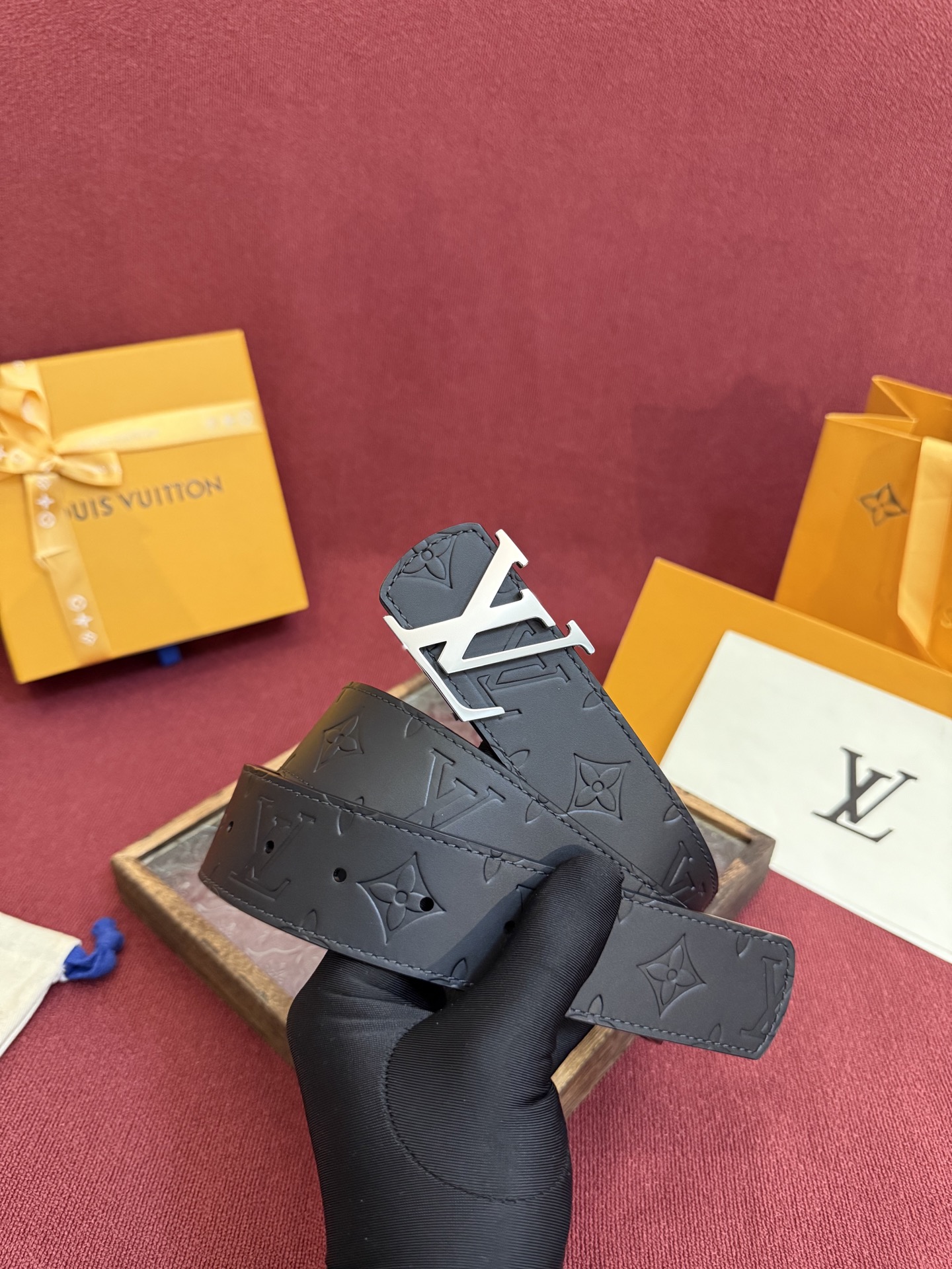 LV Dimension Drift 双面腰带以路易威登的经典元素挥洒街头型格。Monogram 图案一