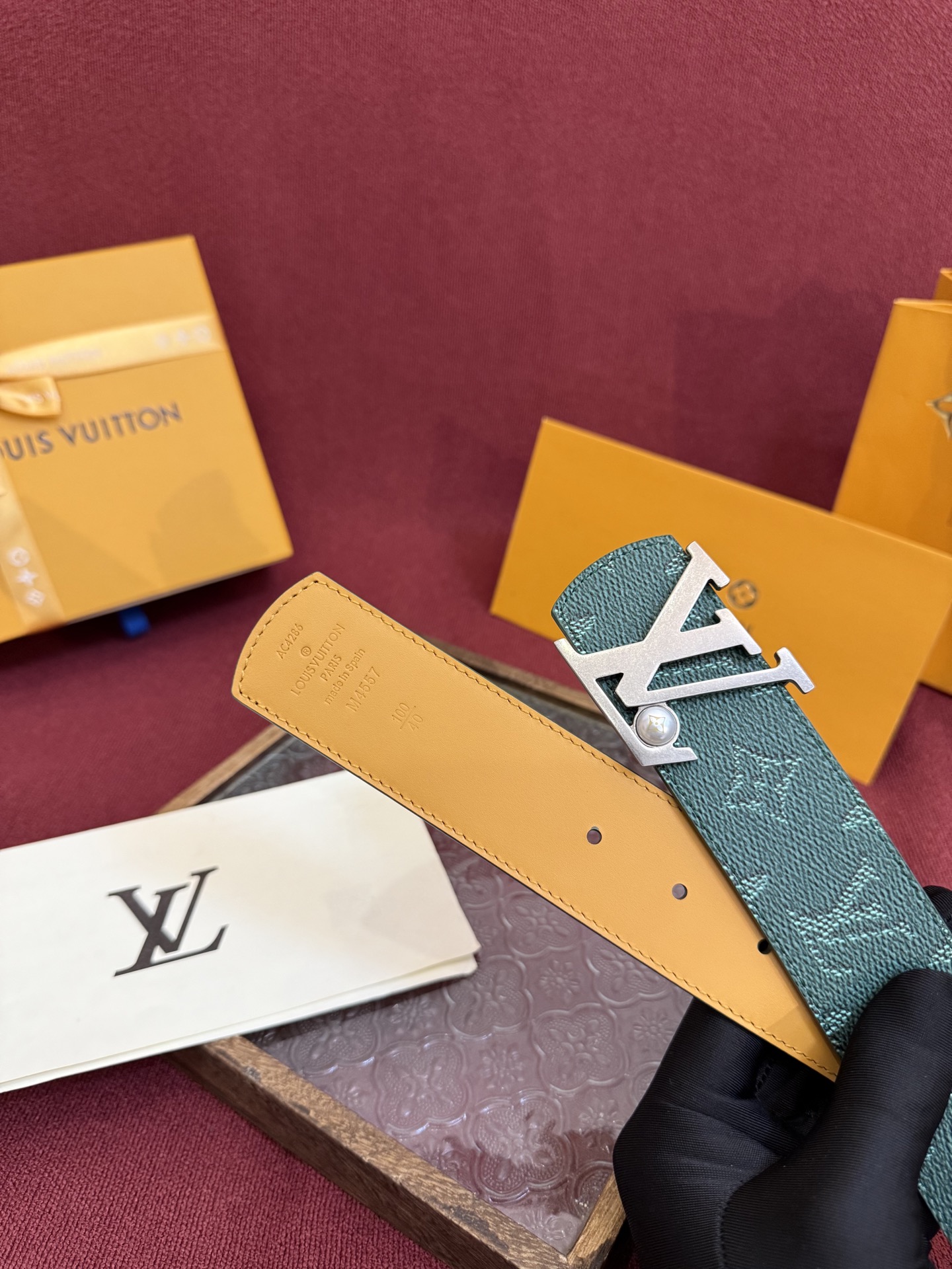 LV Dimension Drift 双面腰带以路易威登的经典元素挥洒街头型格。Monogram 图案一