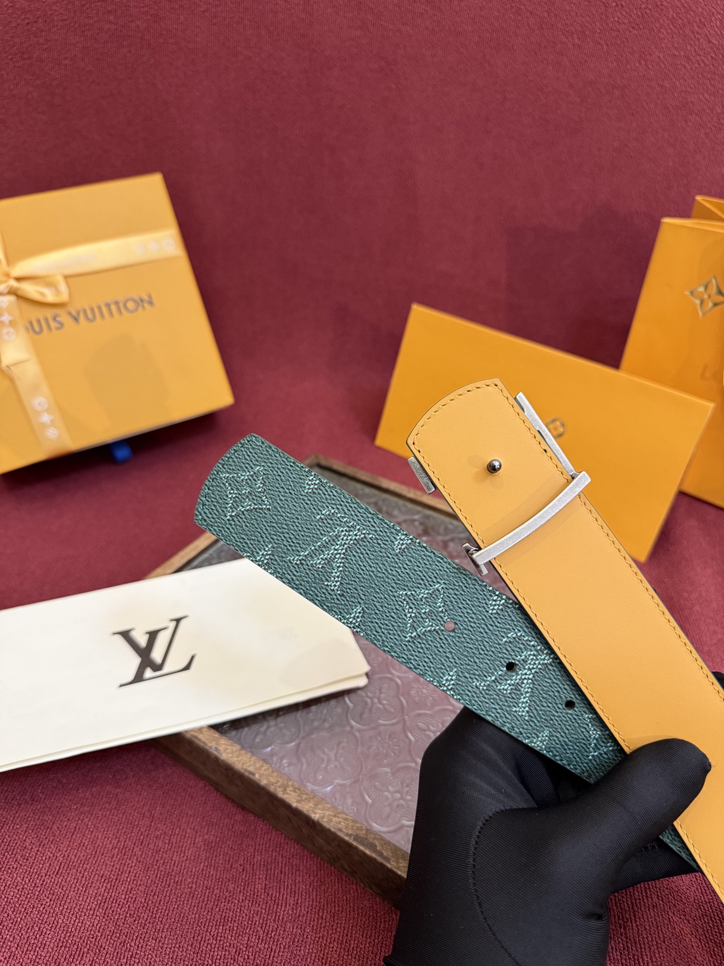 LV Dimension Drift 双面腰带以路易威登的经典元素挥洒街头型格。Monogram 图案一